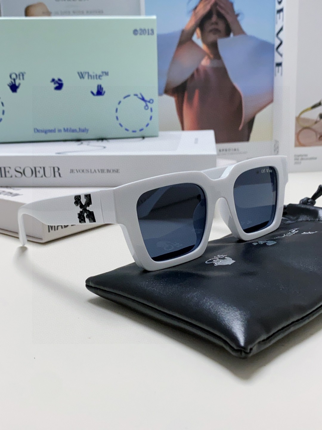  Off-White最新设计风格 原版定制 品质满满 他几乎囊括了潮牌墨镜该有的一切无素。。 0ff-W