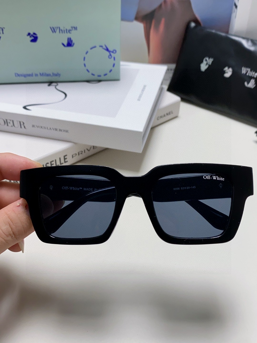  Off-White最新设计风格 原版定制 品质满满 他几乎囊括了潮牌墨镜该有的一切无素。。 0ff-W