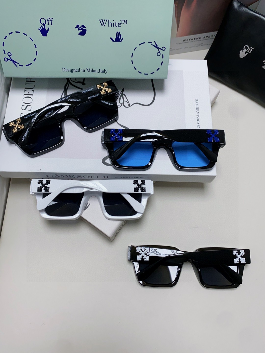  Off-White最新设计风格 原版定制 品质满满 他几乎囊括了潮牌墨镜该有的一切无素。。 0ff-W