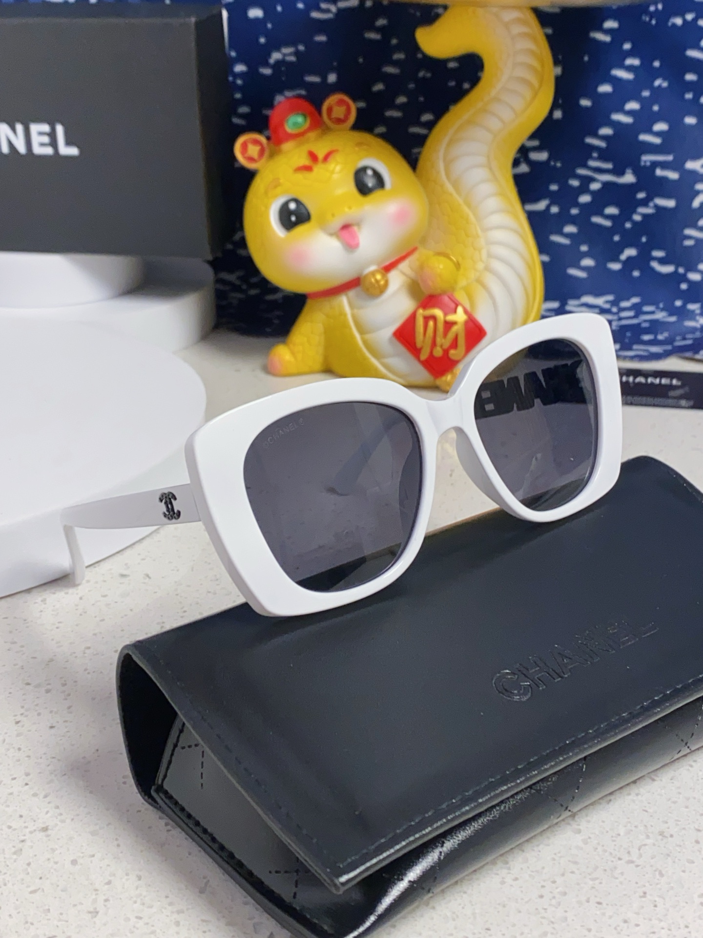   CHANEL 香奈儿 大量现货放心上图 镂空5422 推荐这款佩戴起来具有型，超有气质的一款墨镜 镜