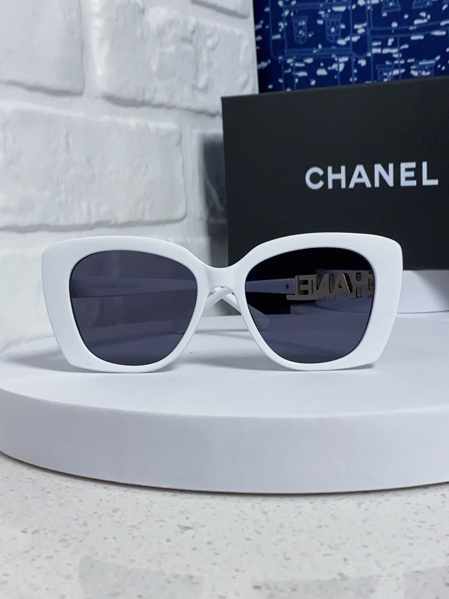   CHANEL 香奈儿 大量现货放心上图 镂空5422 推荐这款佩戴起来具有型，超有气质的一款墨镜 镜