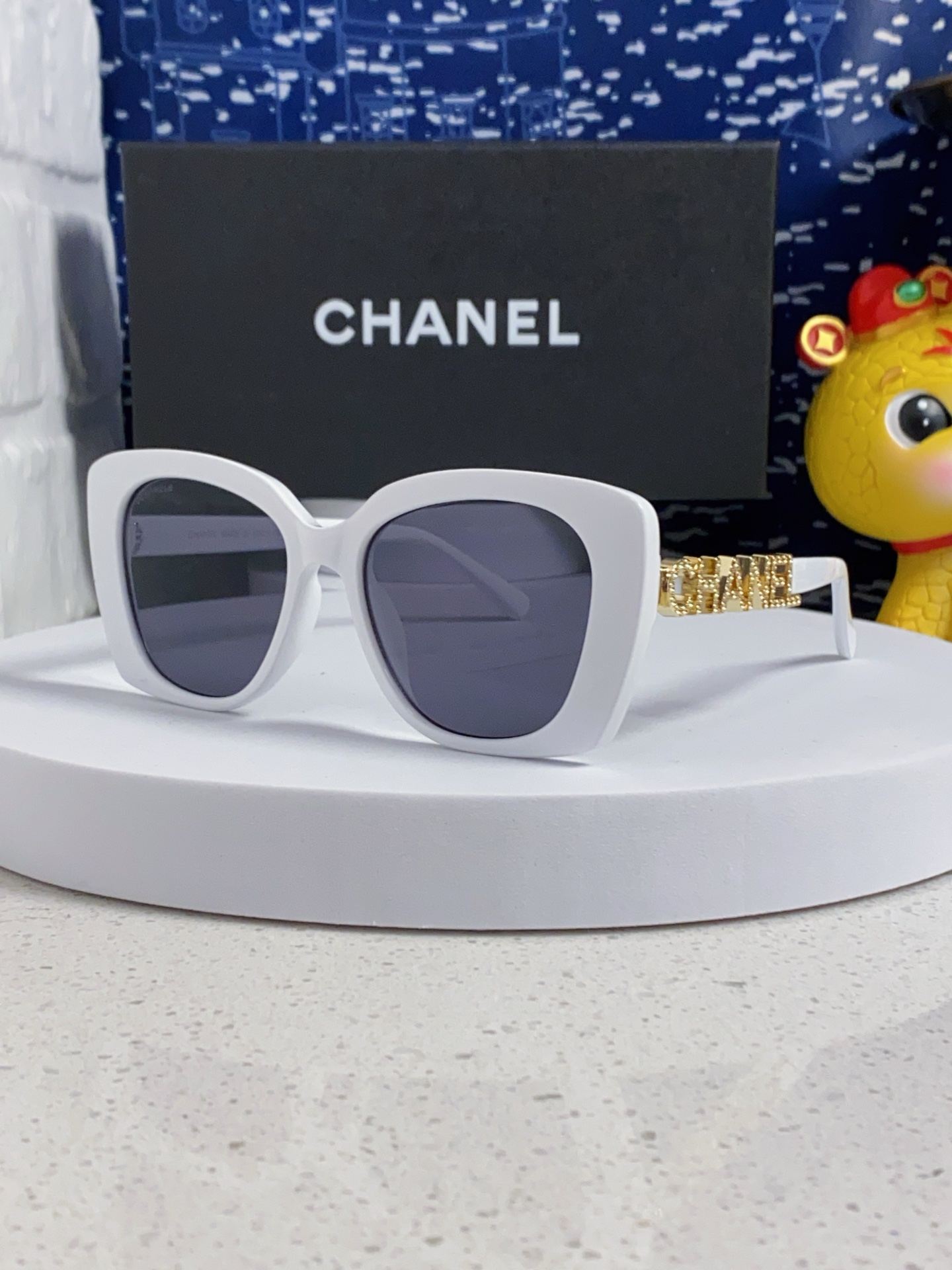   CHANEL 香奈儿 大量现货放心上图 镂空5422 推荐这款佩戴起来具有型，超有气质的一款墨镜 镜