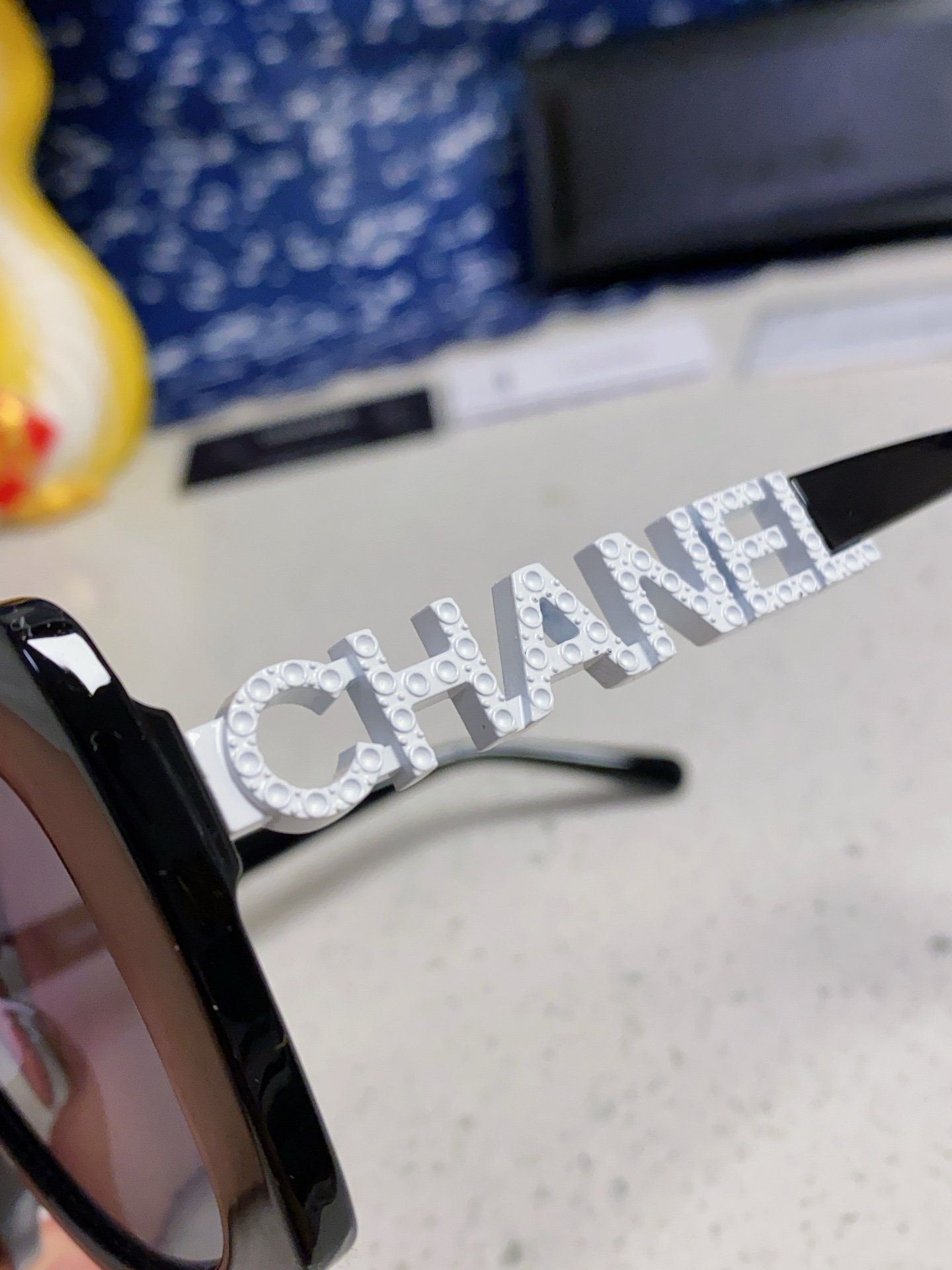   CHANEL 香奈儿 大量现货放心上图 镂空5422 推荐这款佩戴起来具有型，超有气质的一款墨镜 镜
