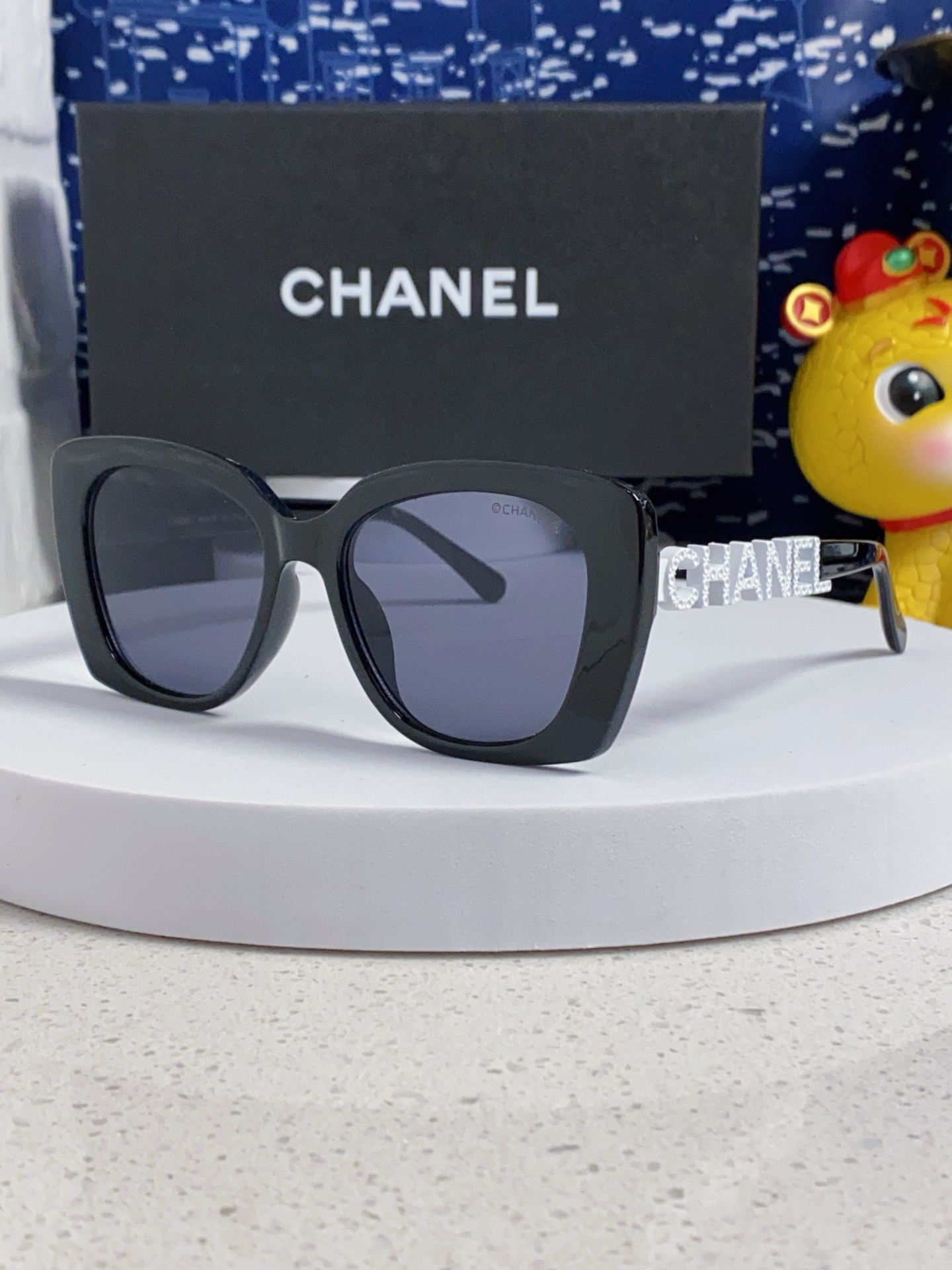   CHANEL 香奈儿 大量现货放心上图 镂空5422 推荐这款佩戴起来具有型，超有气质的一款墨镜 镜