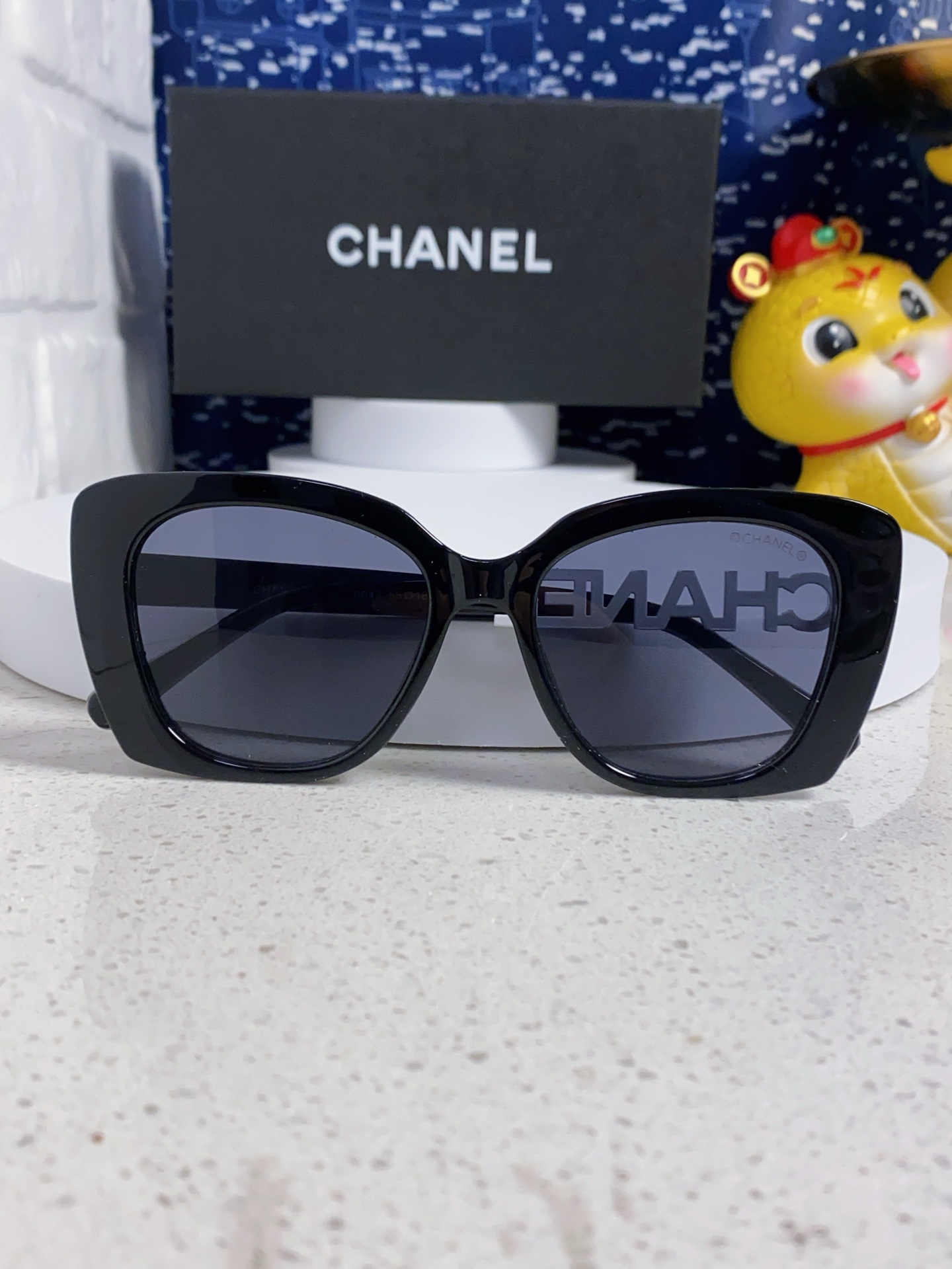  CHANEL 香奈儿 大量现货放心上图 镂空5422 推荐这款佩戴起来具有型，超有气质的一款墨镜 镜