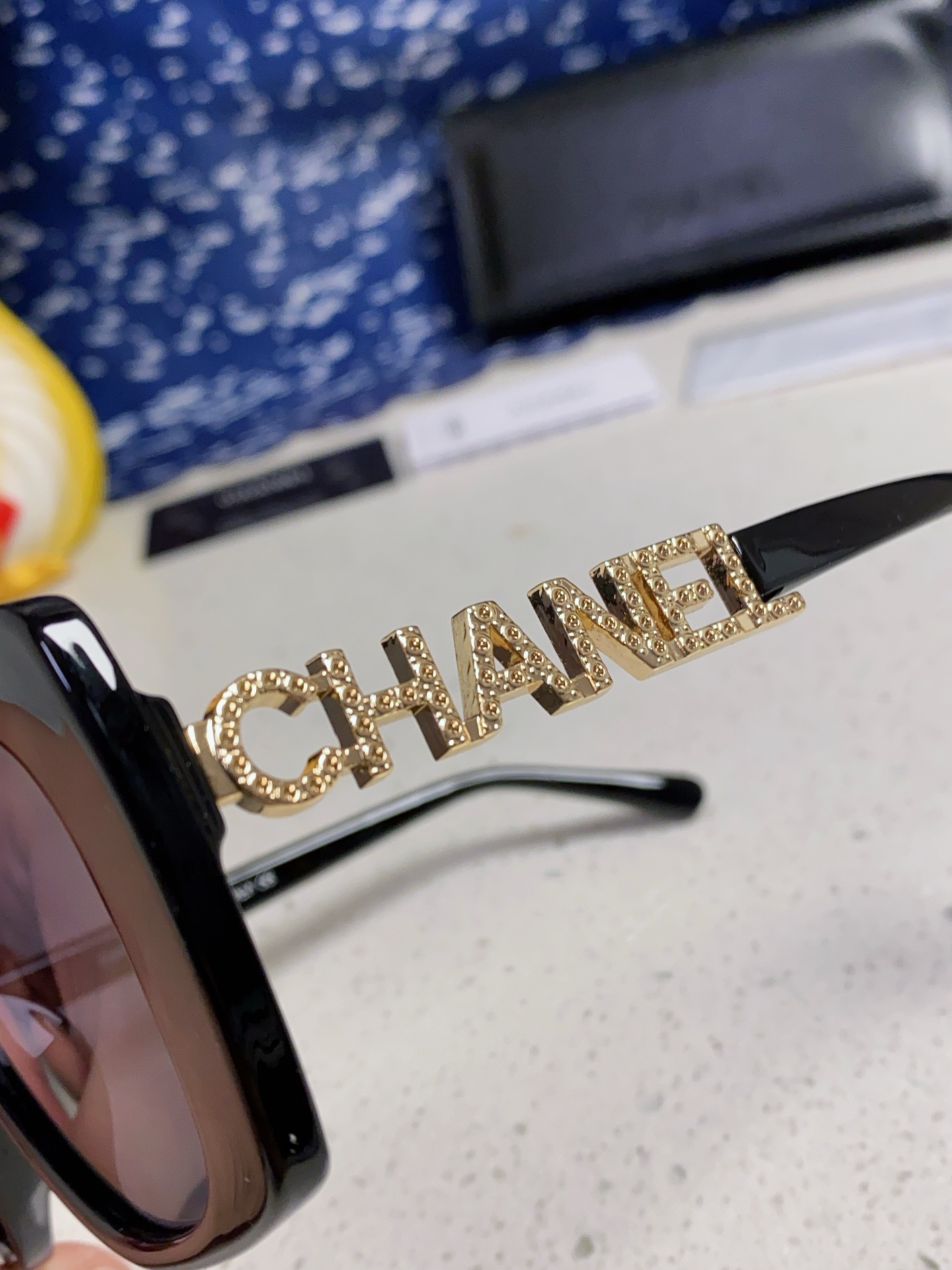   CHANEL 香奈儿 大量现货放心上图 镂空5422 推荐这款佩戴起来具有型，超有气质的一款墨镜 镜