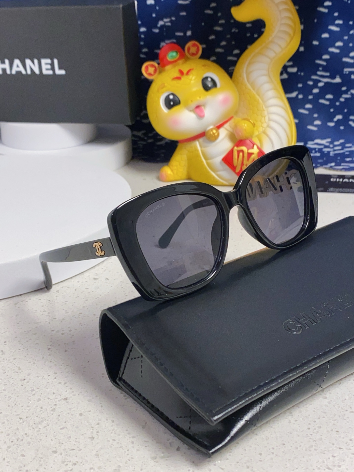   CHANEL 香奈儿 大量现货放心上图 镂空5422 推荐这款佩戴起来具有型，超有气质的一款墨镜 镜