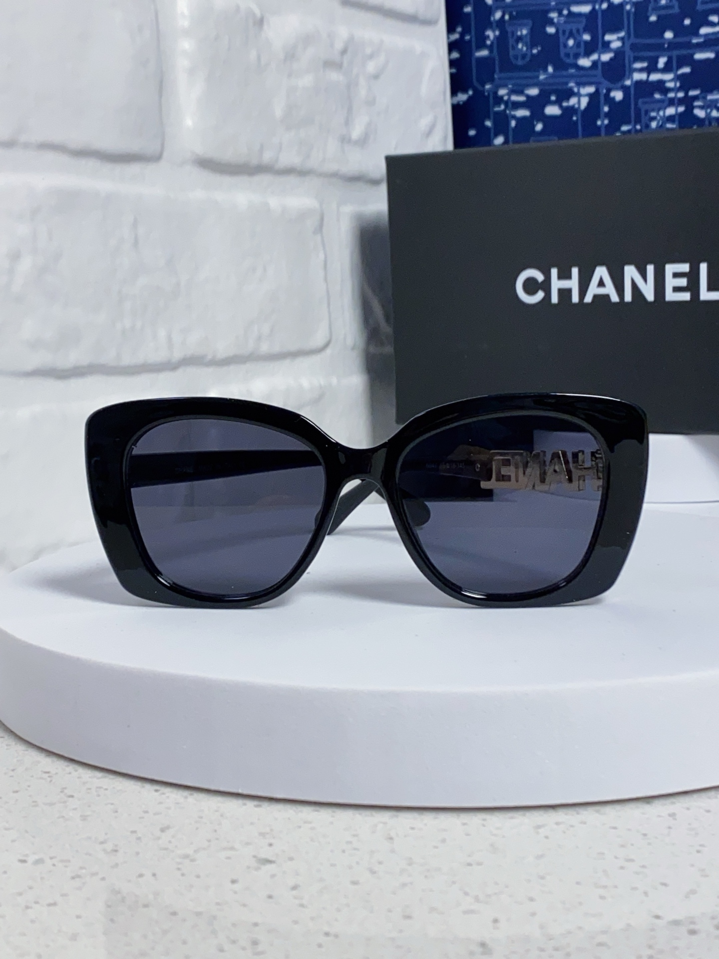   CHANEL 香奈儿 大量现货放心上图 镂空5422 推荐这款佩戴起来具有型，超有气质的一款墨镜 镜