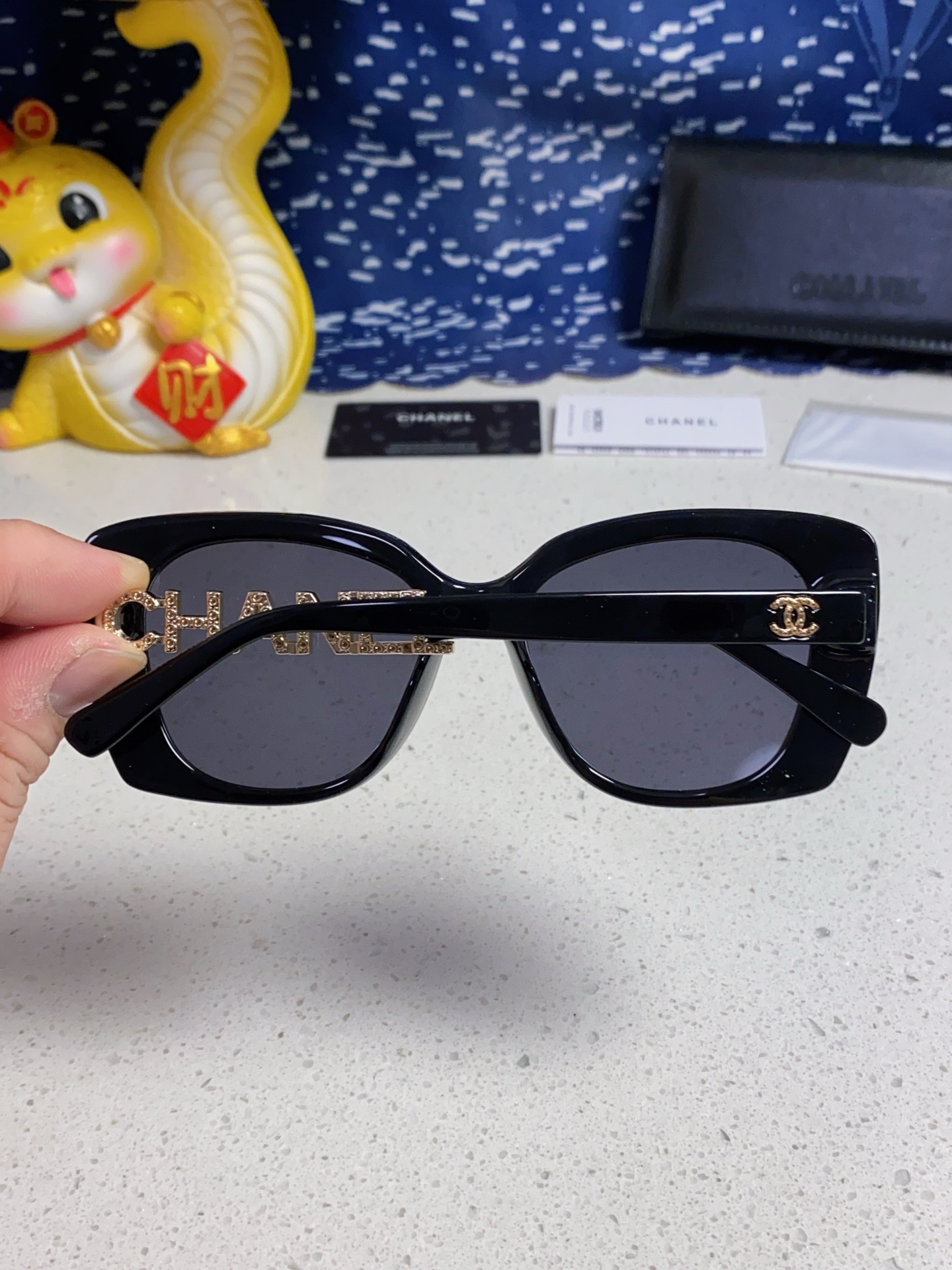   CHANEL 香奈儿 大量现货放心上图 镂空5422 推荐这款佩戴起来具有型，超有气质的一款墨镜 镜