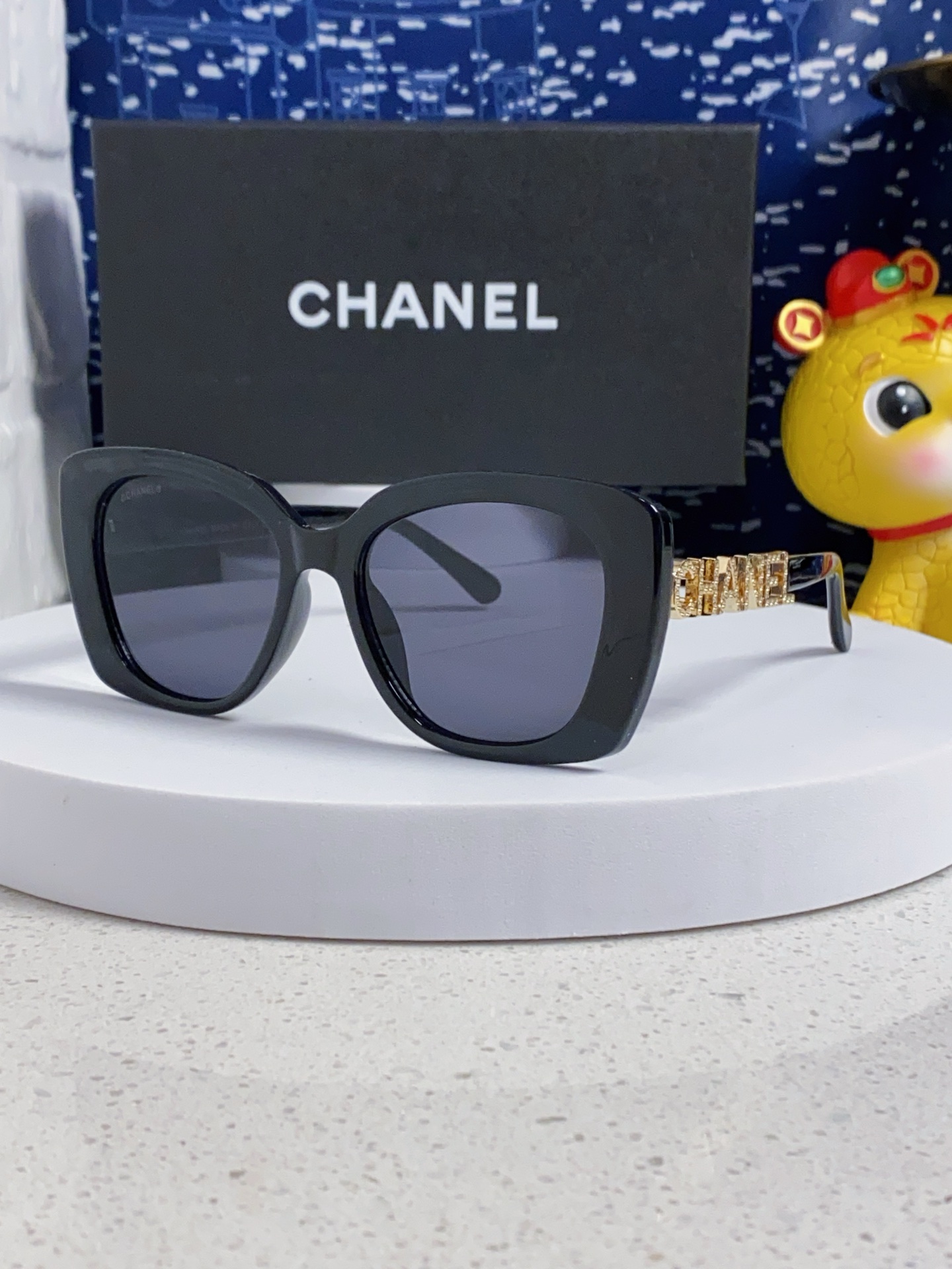   CHANEL 香奈儿 大量现货放心上图 镂空5422 推荐这款佩戴起来具有型，超有气质的一款墨镜 镜