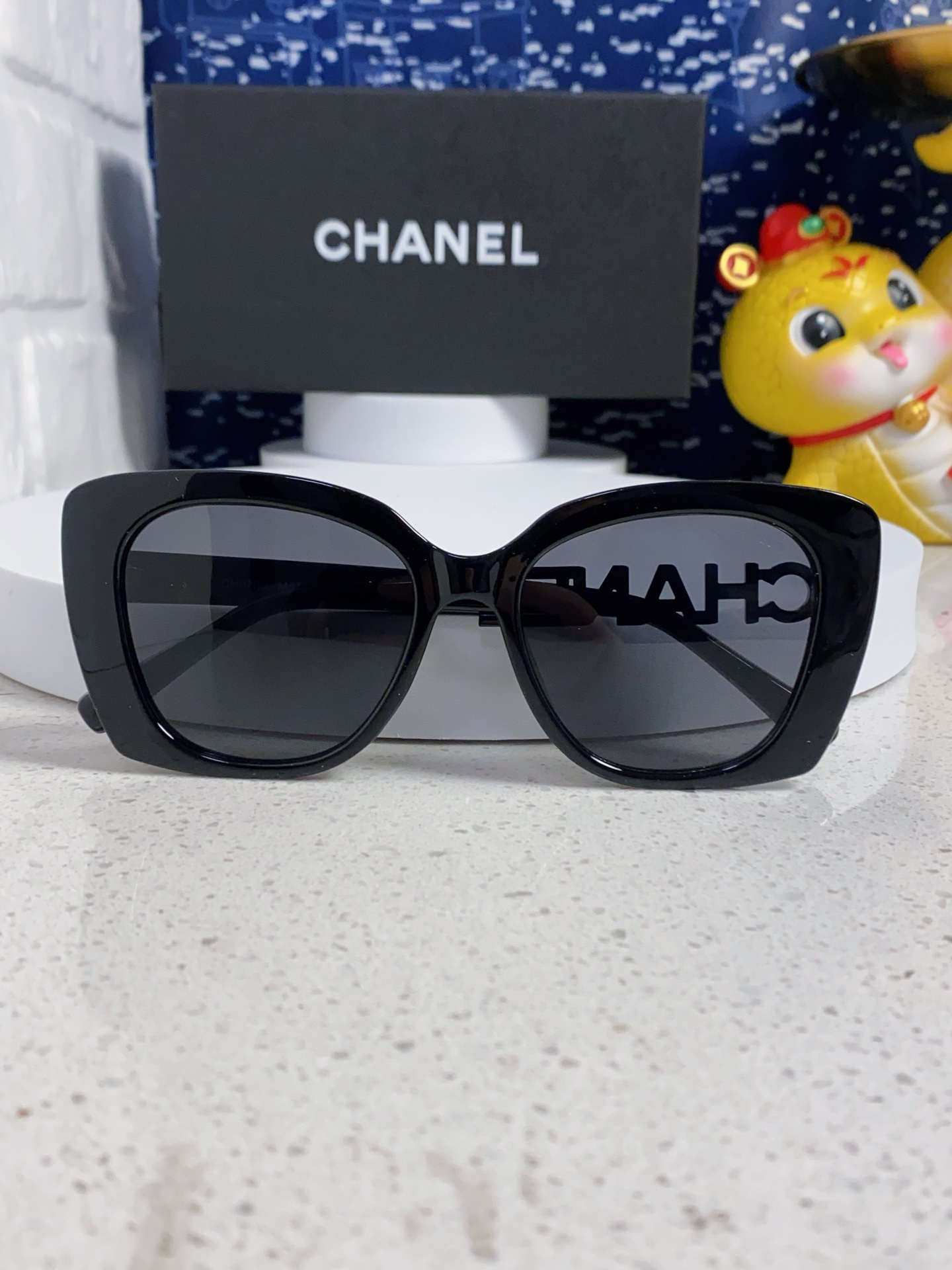   CHANEL 香奈儿 大量现货放心上图 镂空5422 推荐这款佩戴起来具有型，超有气质的一款墨镜 镜