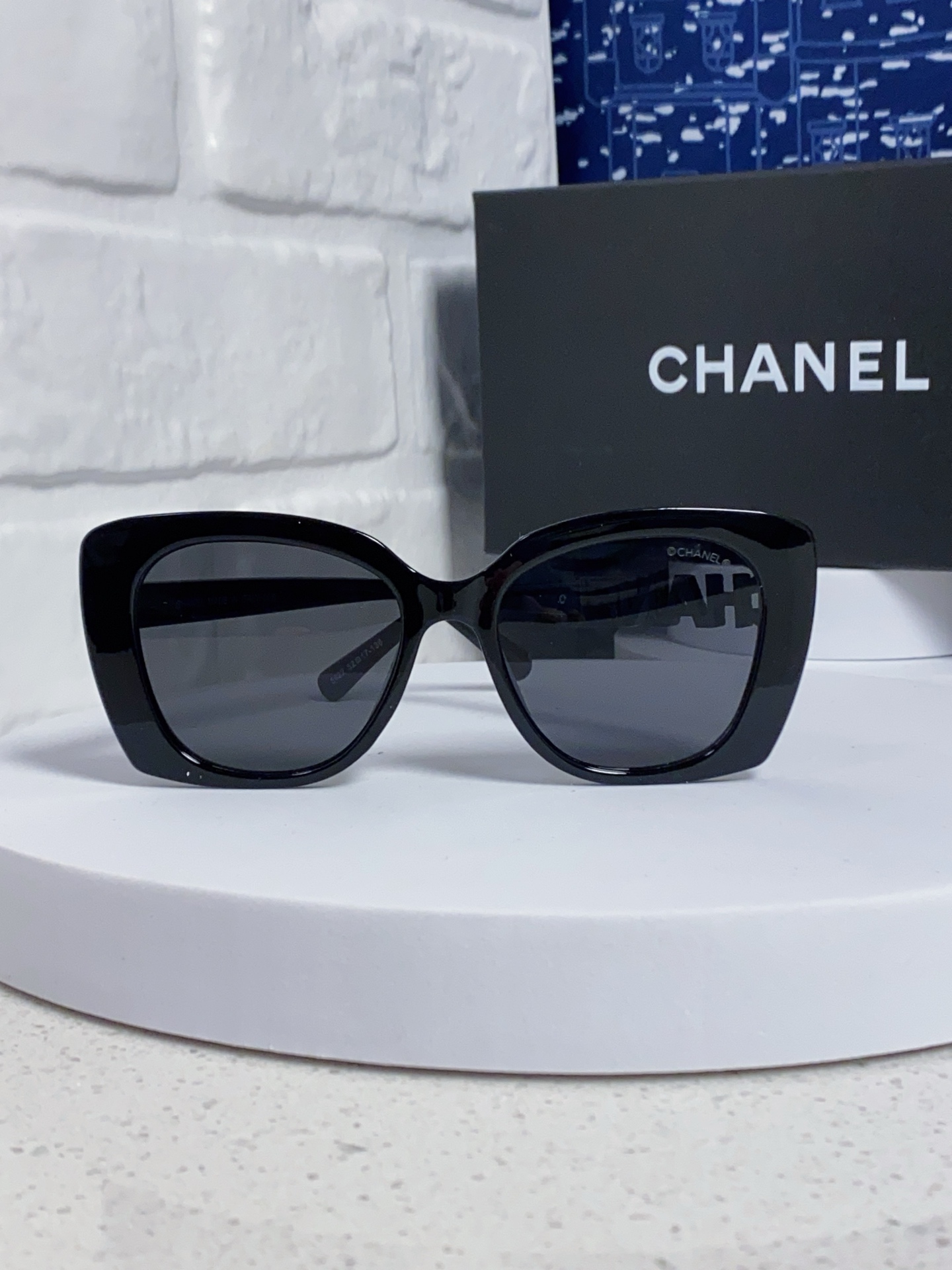   CHANEL 香奈儿 大量现货放心上图 镂空5422 推荐这款佩戴起来具有型，超有气质的一款墨镜 镜