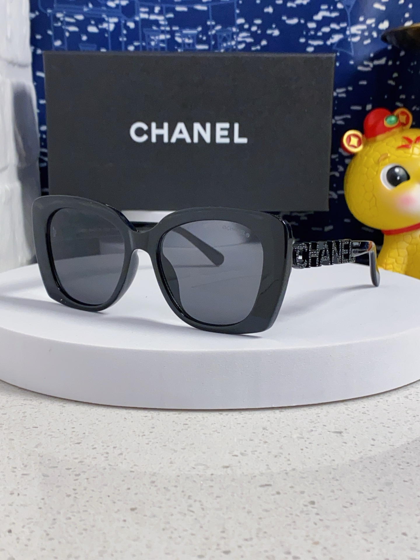   CHANEL 香奈儿 大量现货放心上图 镂空5422 推荐这款佩戴起来具有型，超有气质的一款墨镜 镜