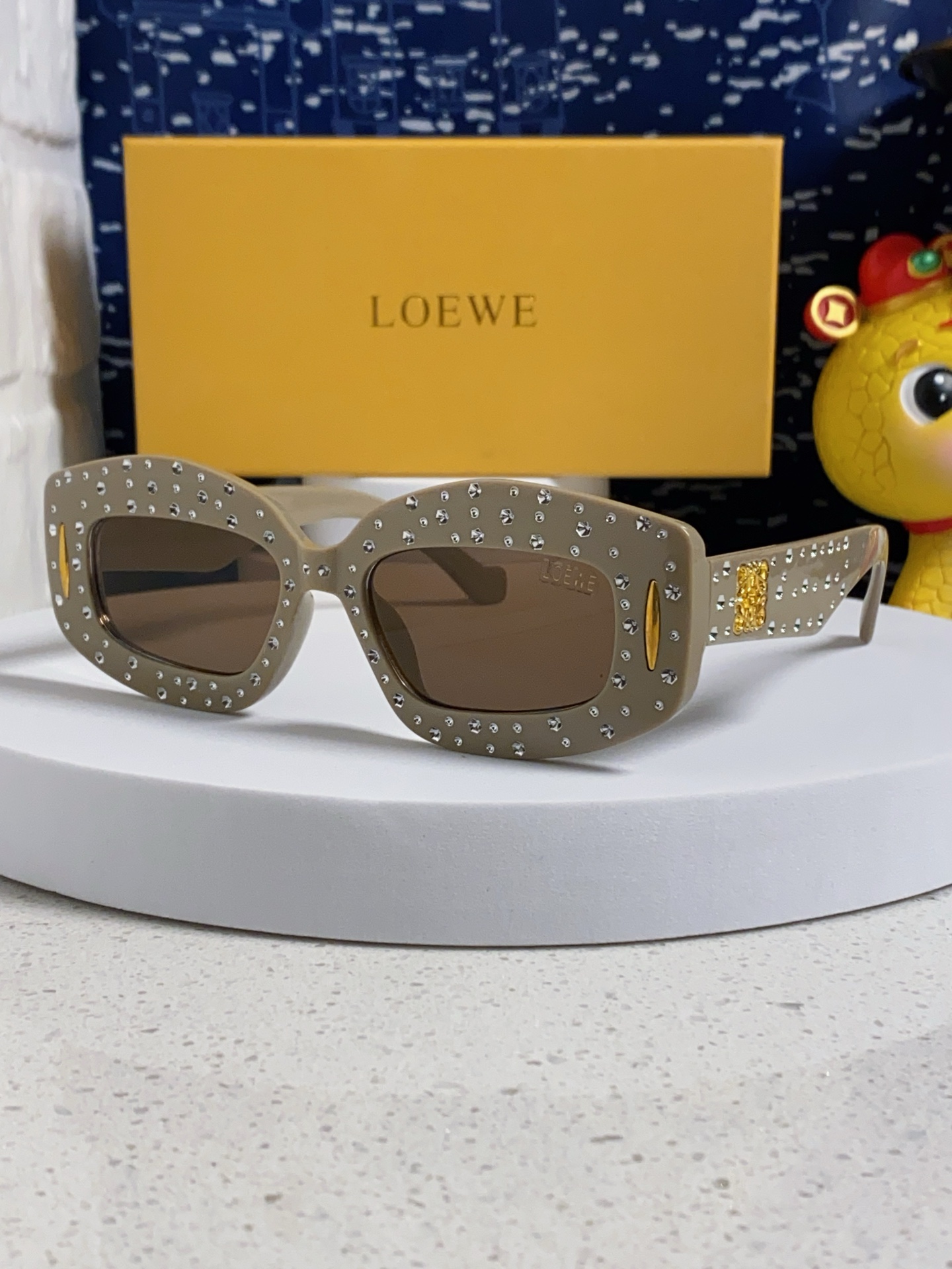  Loewe 罗意威 2025新款镶钻太阳镜男女个性凹造型高级感墨镜 女士太阳镜片是