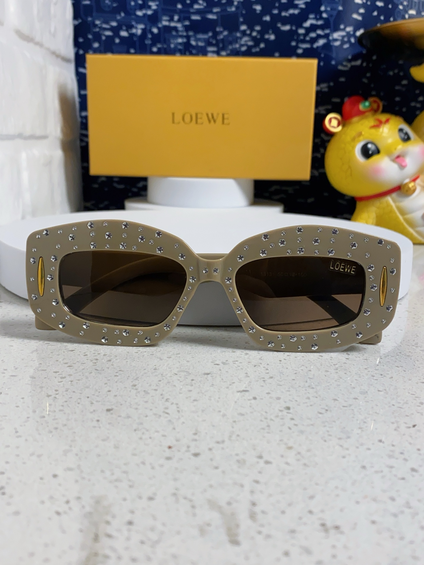  Loewe 罗意威 2025新款镶钻太阳镜男女个性凹造型高级感墨镜 女士太阳镜片是