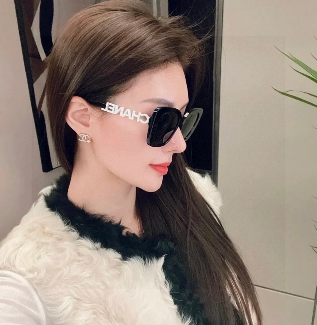   CHANEL 香奈儿 大量现货放心上图 镂空5422 推荐这款佩戴起来具有型，超有气质的一款墨镜 镜