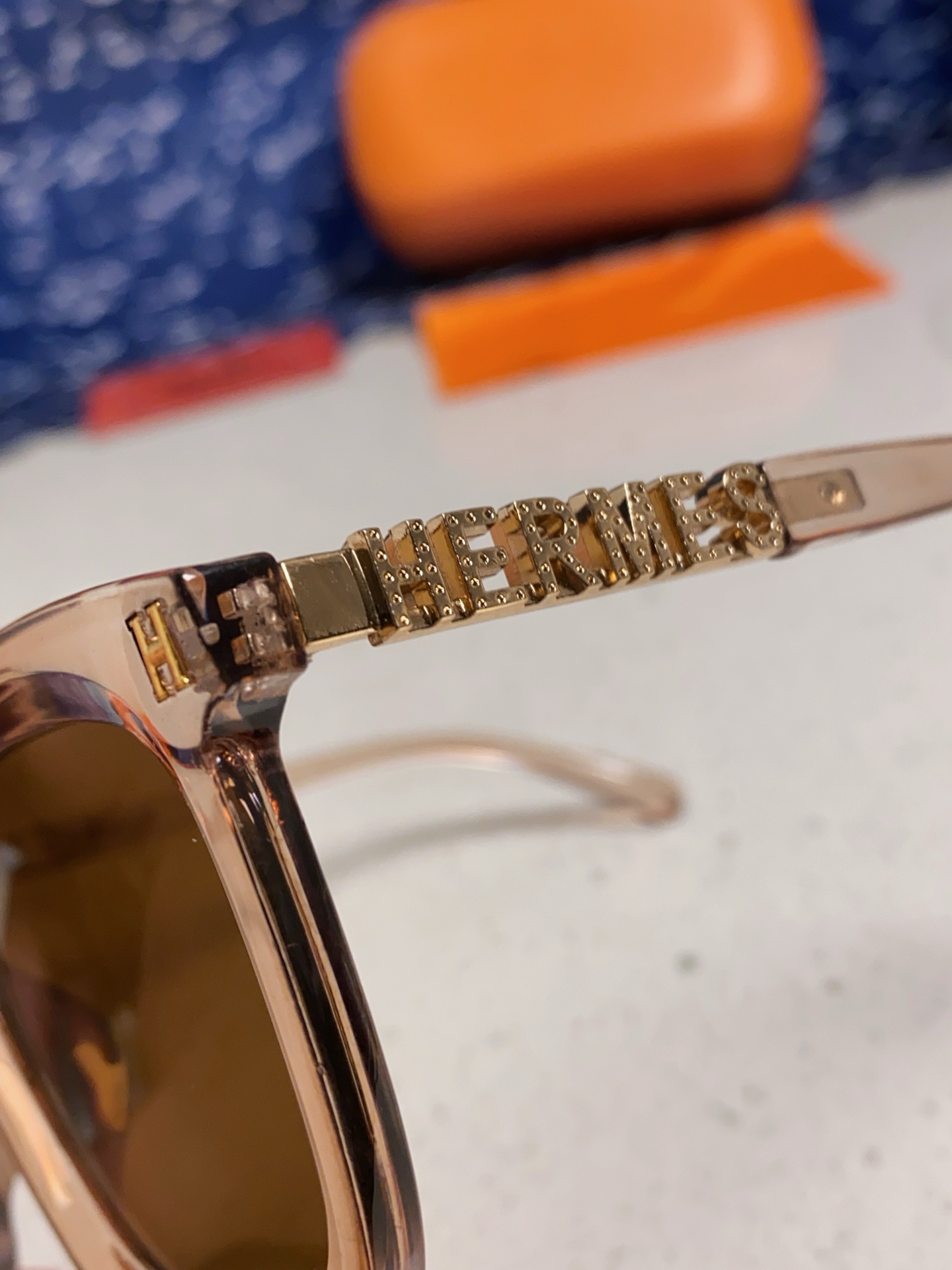  Hermes 爱马仕2025新款 复古方形百搭墨镜女圆脸显瘦网红高级感金属镂空腿防晒太阳镜 
