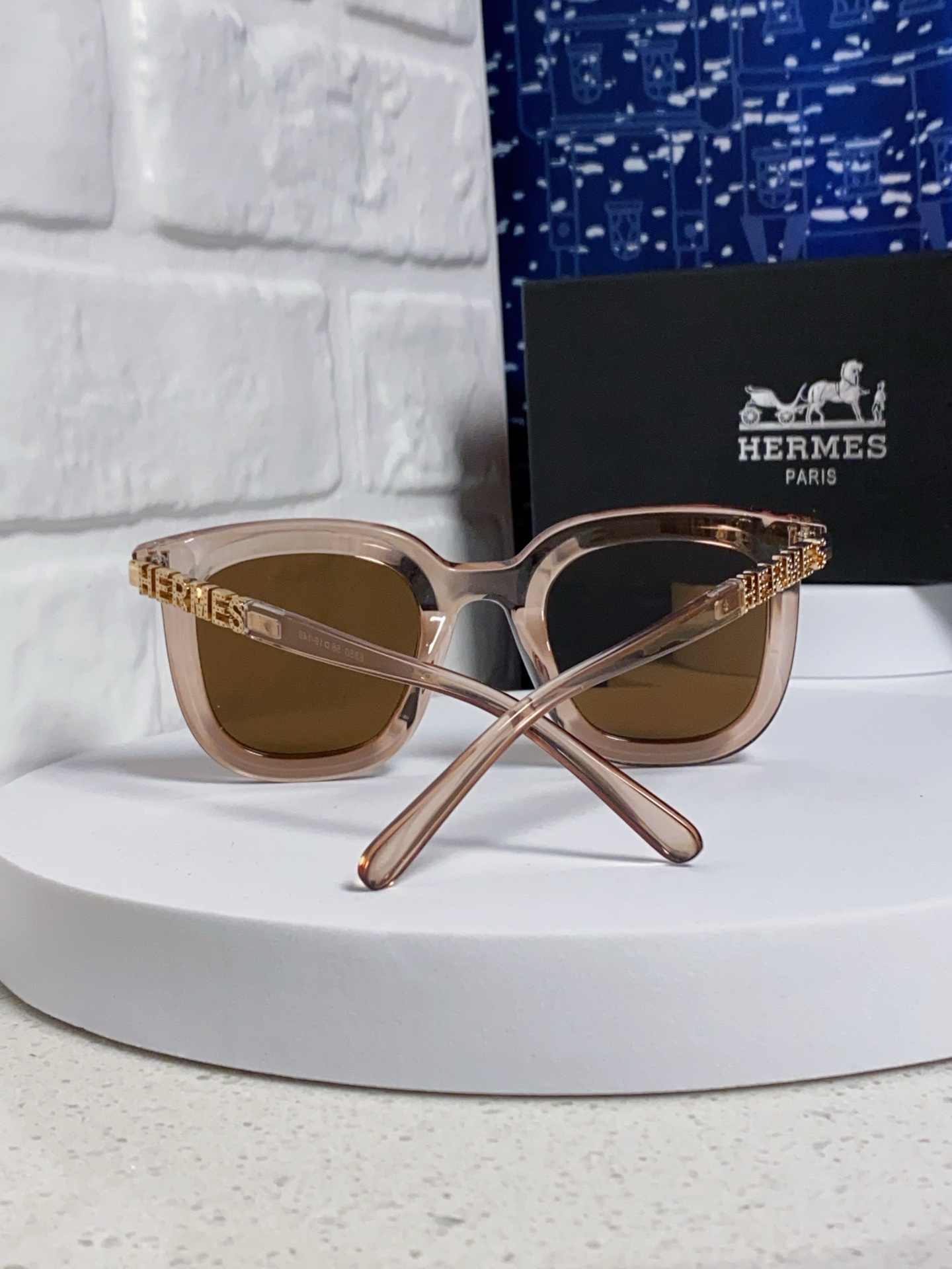  Hermes 爱马仕2025新款 复古方形百搭墨镜女圆脸显瘦网红高级感金属镂空腿防晒太阳镜 