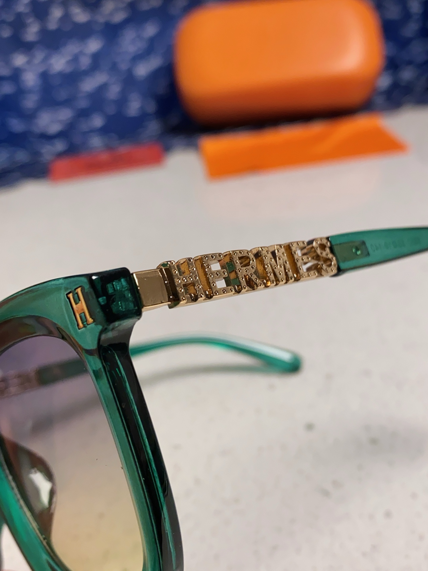  Hermes 爱马仕2025新款 复古方形百搭墨镜女圆脸显瘦网红高级感金属镂空腿防晒太阳镜 