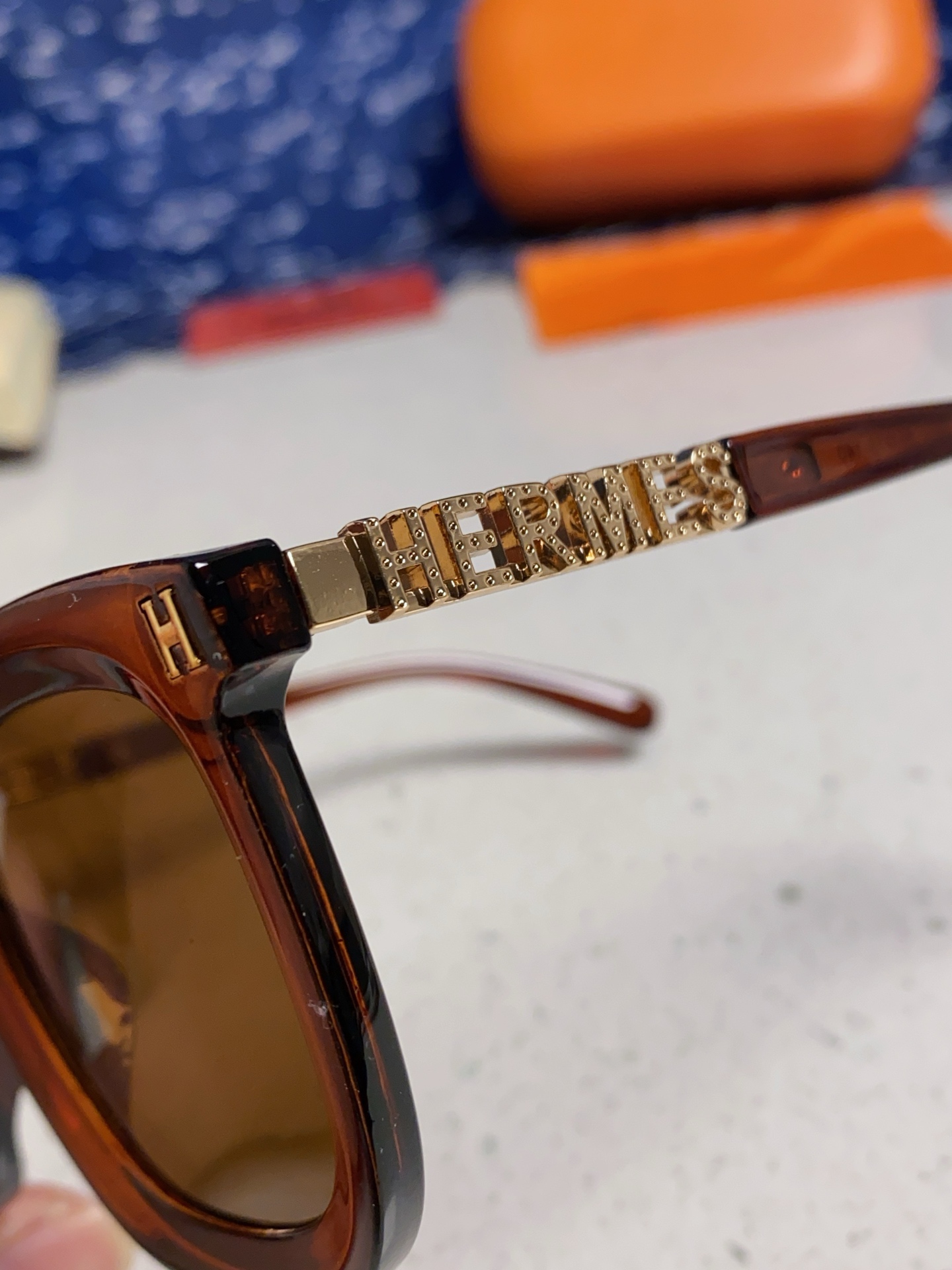  Hermes 爱马仕2025新款 复古方形百搭墨镜女圆脸显瘦网红高级感金属镂空腿防晒太阳镜 