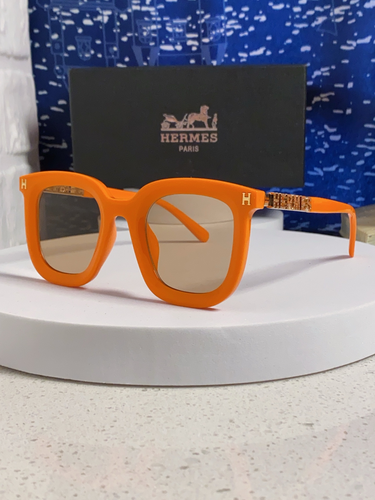  Hermes 爱马仕2025新款 复古方形百搭墨镜女圆脸显瘦网红高级感金属镂空腿防晒太阳镜 