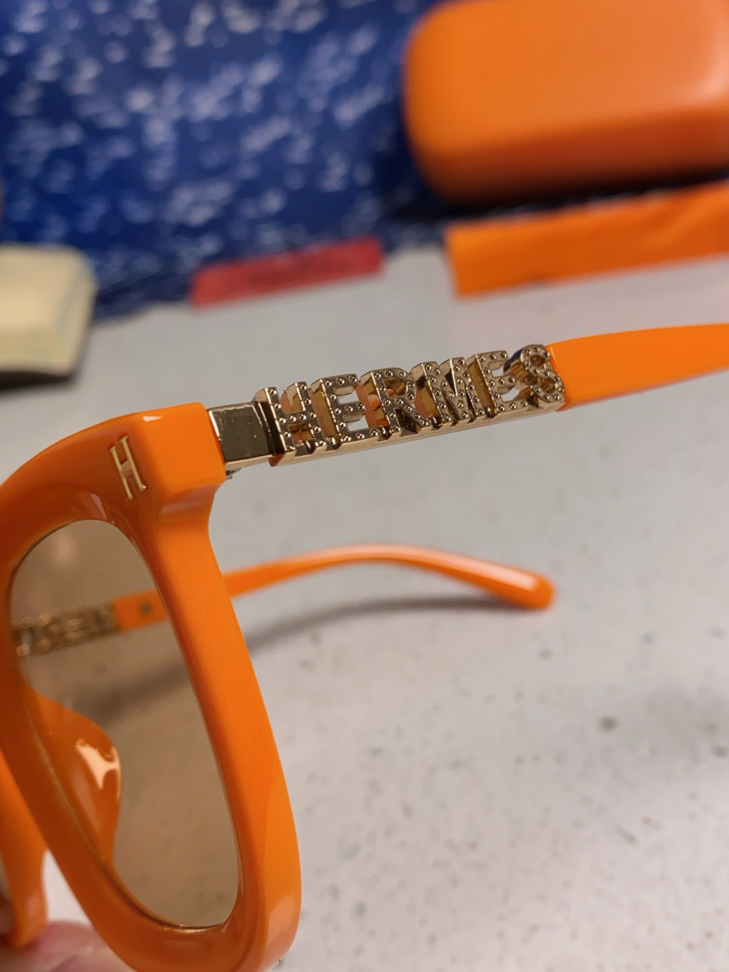  Hermes 爱马仕2025新款 复古方形百搭墨镜女圆脸显瘦网红高级感金属镂空腿防晒太阳镜 