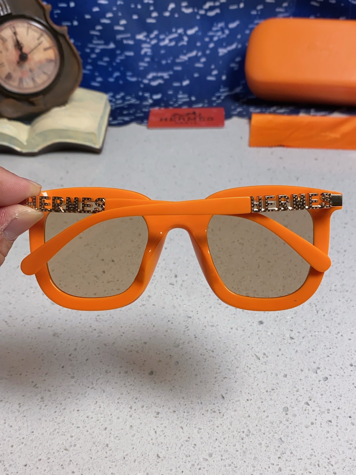  Hermes 爱马仕2025新款 复古方形百搭墨镜女圆脸显瘦网红高级感金属镂空腿防晒太阳镜 