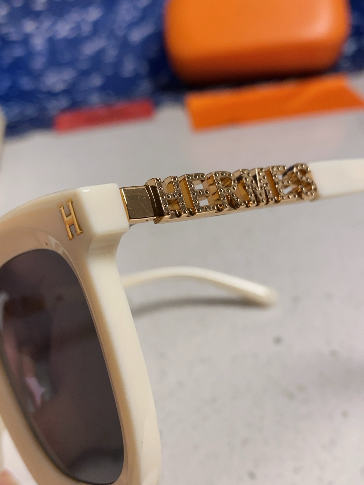  Hermes 爱马仕2025新款 复古方形百搭墨镜女圆脸显瘦网红高级感金属镂空腿防晒太阳镜 