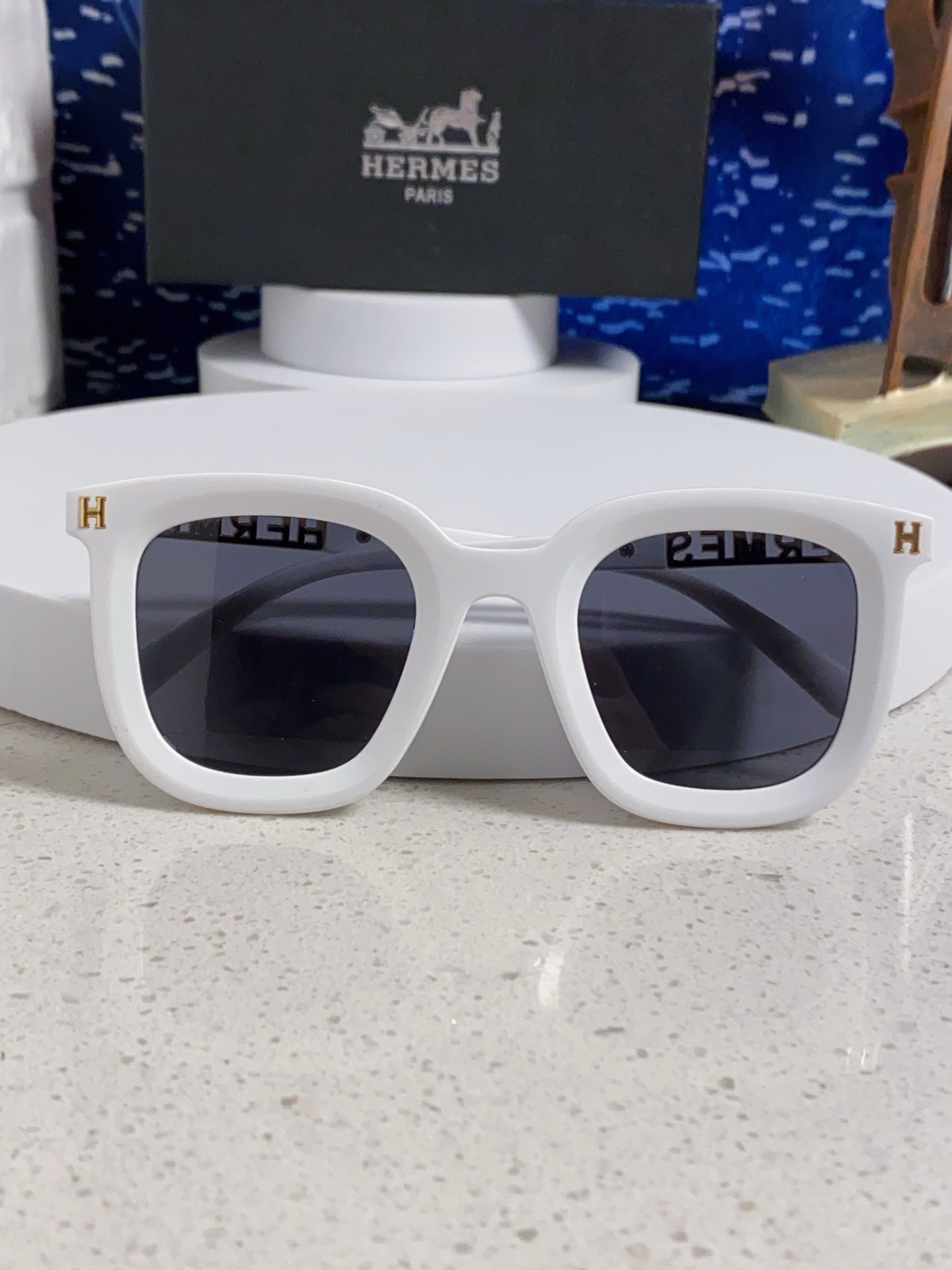  Hermes 爱马仕2025新款 复古方形百搭墨镜女圆脸显瘦网红高级感金属镂空腿防晒太阳镜 