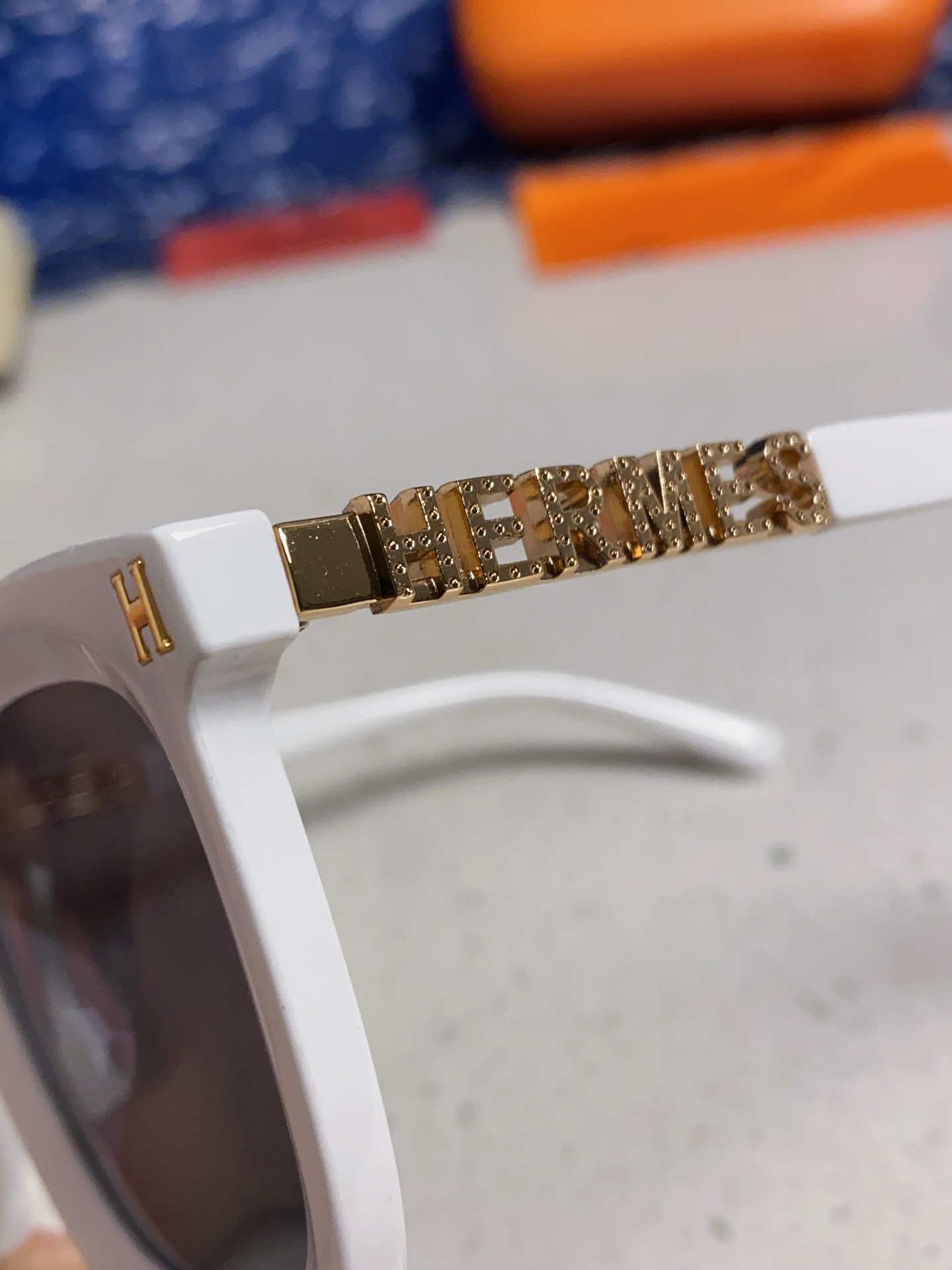  Hermes 爱马仕2025新款 复古方形百搭墨镜女圆脸显瘦网红高级感金属镂空腿防晒太阳镜 