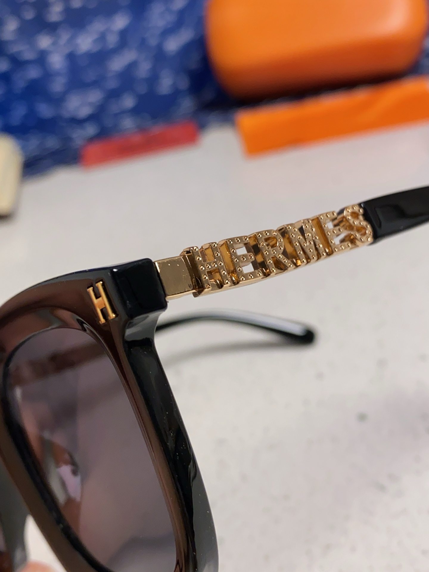  Hermes 爱马仕2025新款 复古方形百搭墨镜女圆脸显瘦网红高级感金属镂空腿防晒太阳镜 