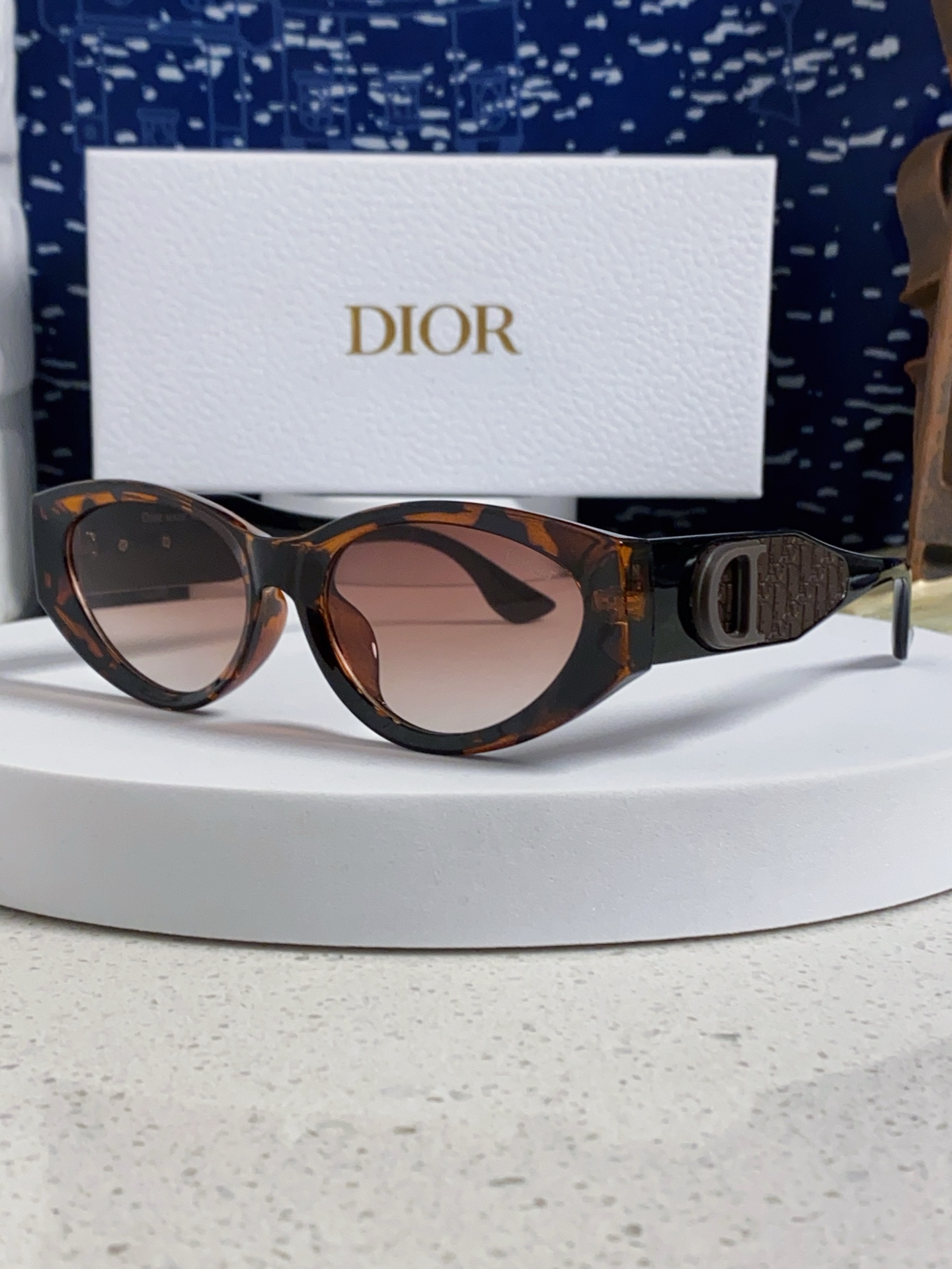  Dior迪奥 2025新款太阳眼镜 旅行遮阳墨镜30MONTAIGNE 防紫外线个性复古大气女士偏光墨