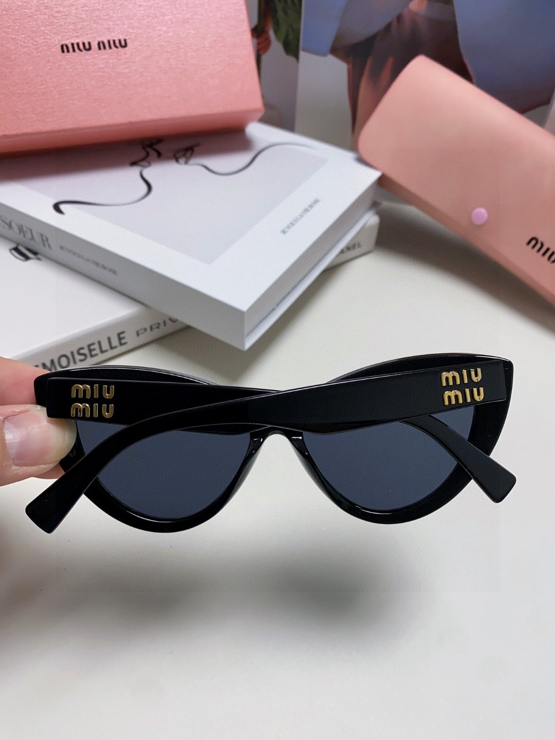  miumiu缪缪猫眼太阳镜，精致的MiuMiu小logo，各大网红博主推荐