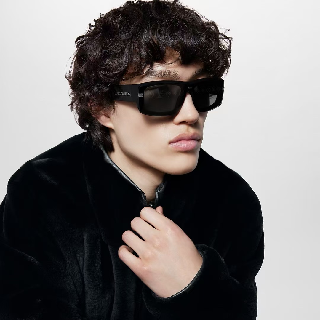  LOUIS VUITTON 滑雪系列推出 LV SPeed Mask太阳眼镜
以遮面式镜架彰显硬朗风范