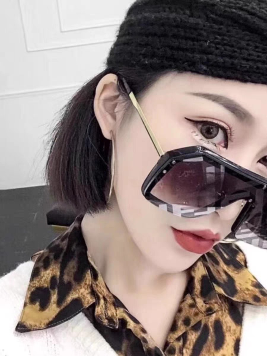  Fendi芬迪 2025新款嘻哈夸张超大框连体墨镜无框男女字母印花镜片时尚太阳眼镜潮 男女通用