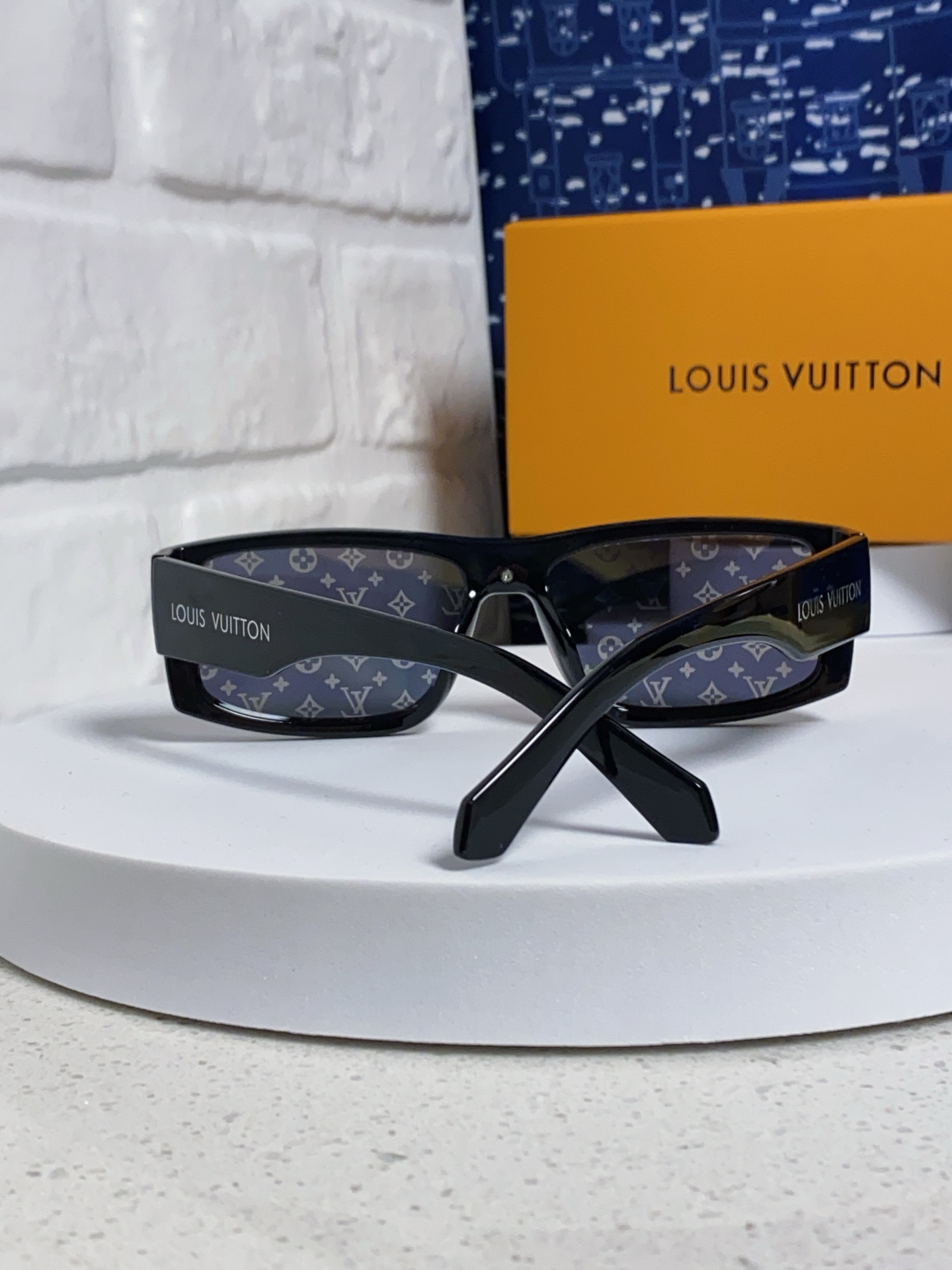  LOUIS VUITTON 滑雪系列推出 LV SPeed Mask太阳眼镜
以遮面式镜架彰显硬朗风范