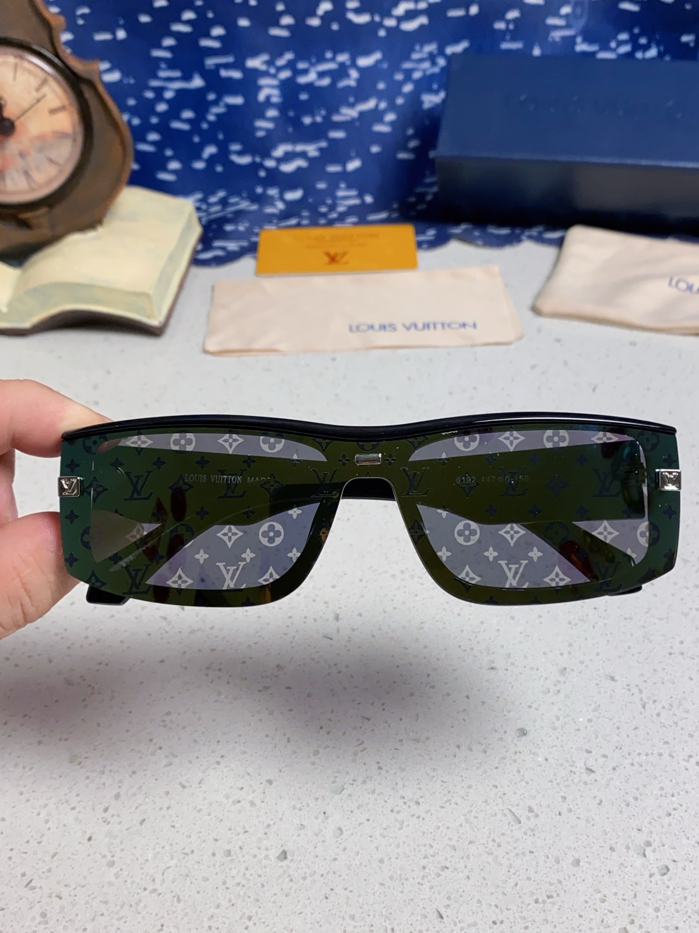  LOUIS VUITTON 滑雪系列推出 LV SPeed Mask太阳眼镜
以遮面式镜架彰显硬朗风范