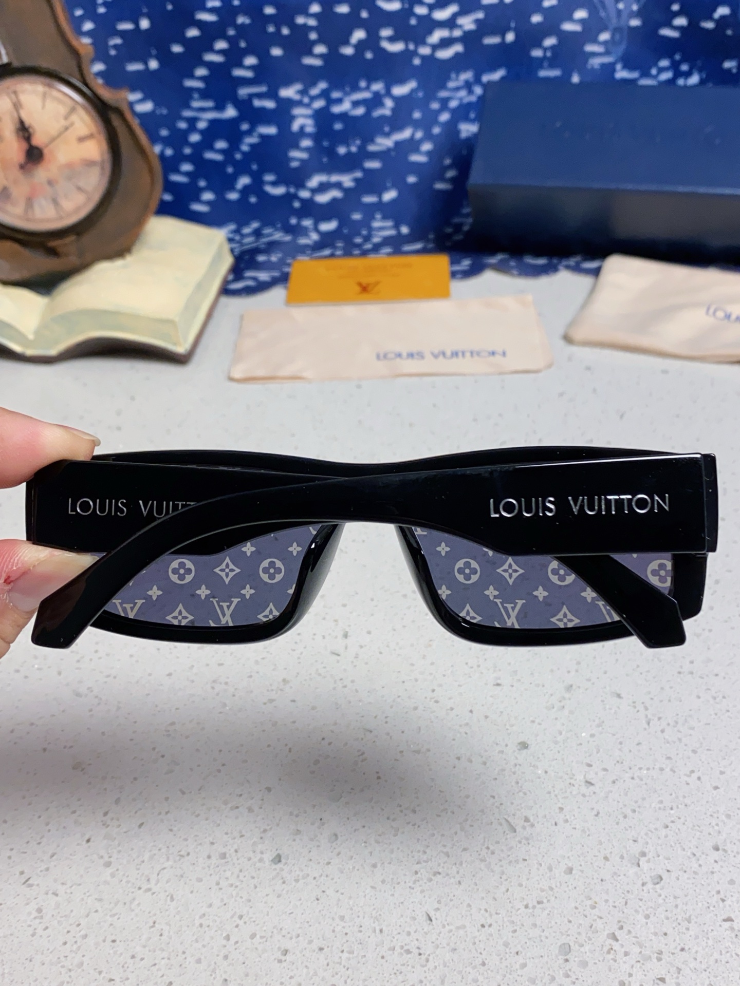  LOUIS VUITTON 滑雪系列推出 LV SPeed Mask太阳眼镜
以遮面式镜架彰显硬朗风范