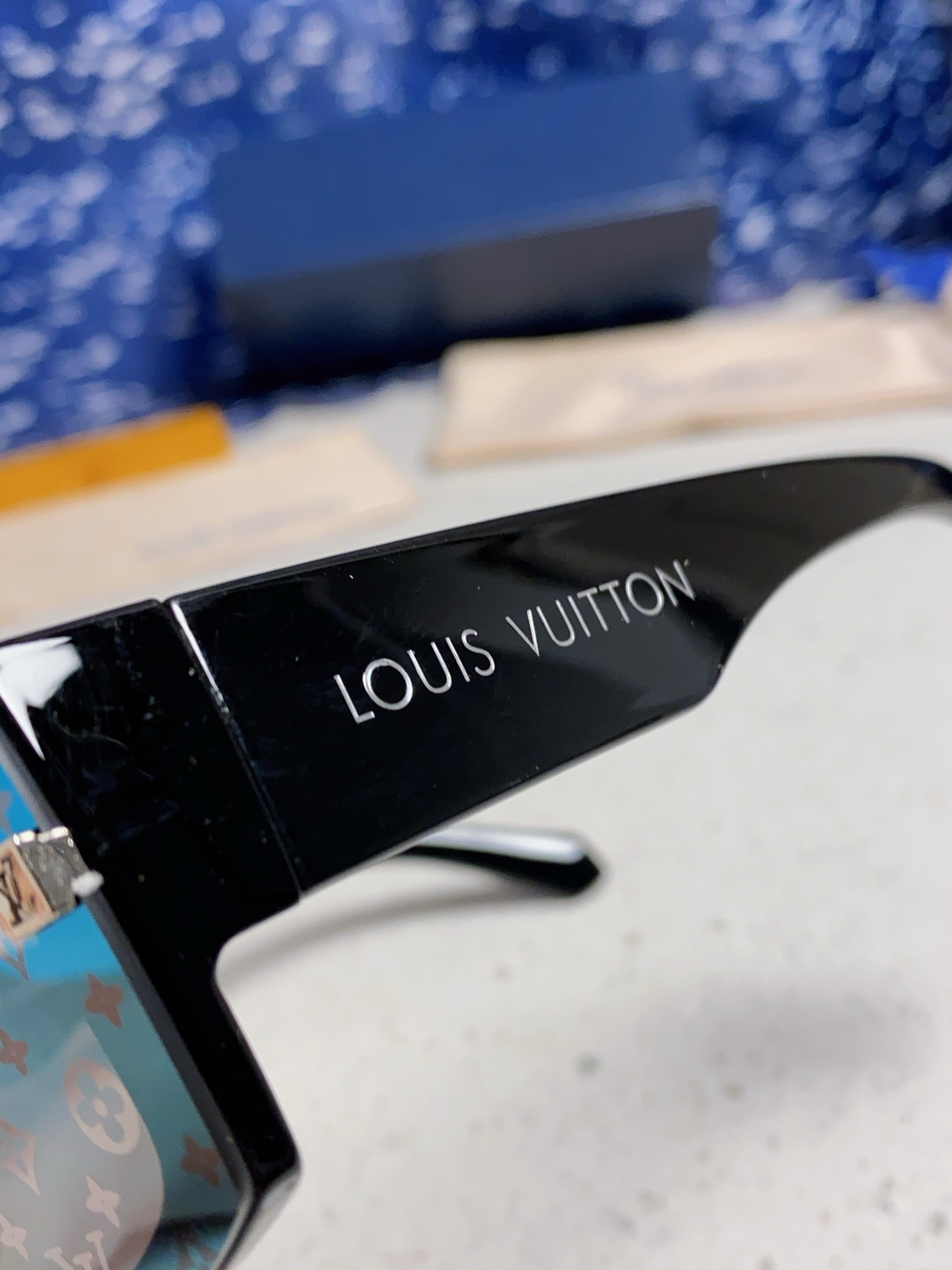  LOUIS VUITTON 滑雪系列推出 LV SPeed Mask太阳眼镜
以遮面式镜架彰显硬朗风范