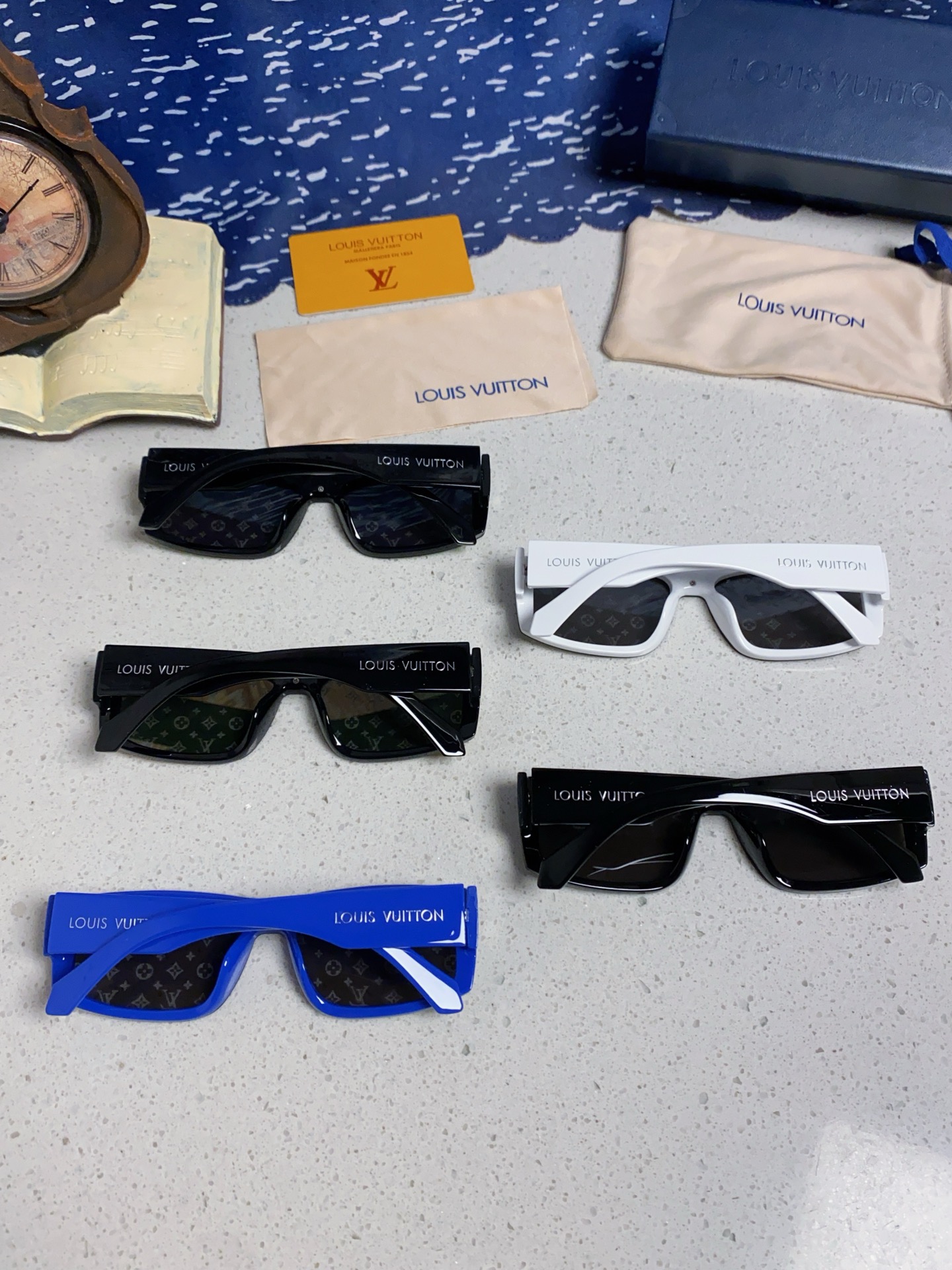  LOUIS VUITTON 滑雪系列推出 LV SPeed Mask太阳眼镜
以遮面式镜架彰显硬朗风范