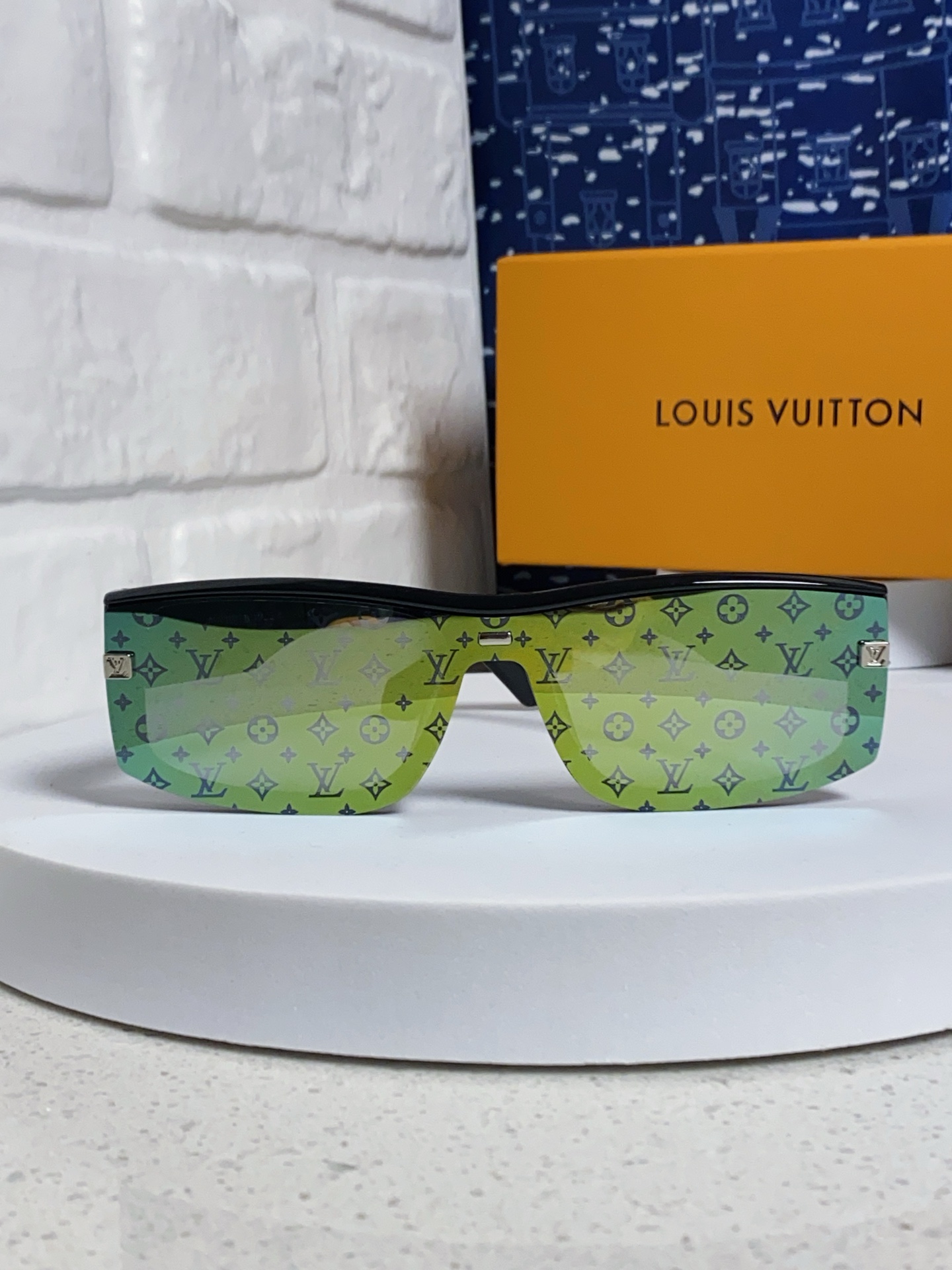  LOUIS VUITTON 滑雪系列推出 LV SPeed Mask太阳眼镜
以遮面式镜架彰显硬朗风范