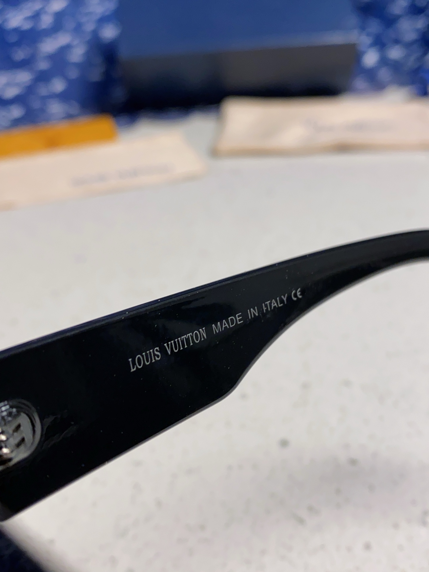  LOUIS VUITTON 滑雪系列推出 LV SPeed Mask太阳眼镜
以遮面式镜架彰显硬朗风范