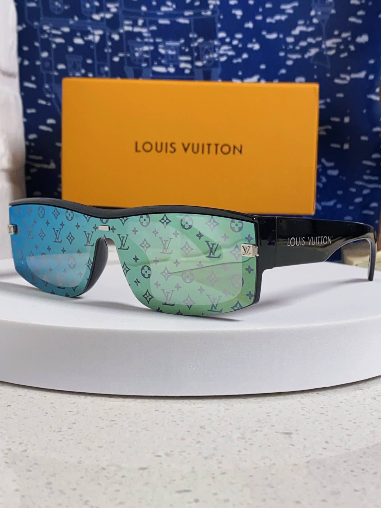  LOUIS VUITTON 滑雪系列推出 LV SPeed Mask太阳眼镜
以遮面式镜架彰显硬朗风范