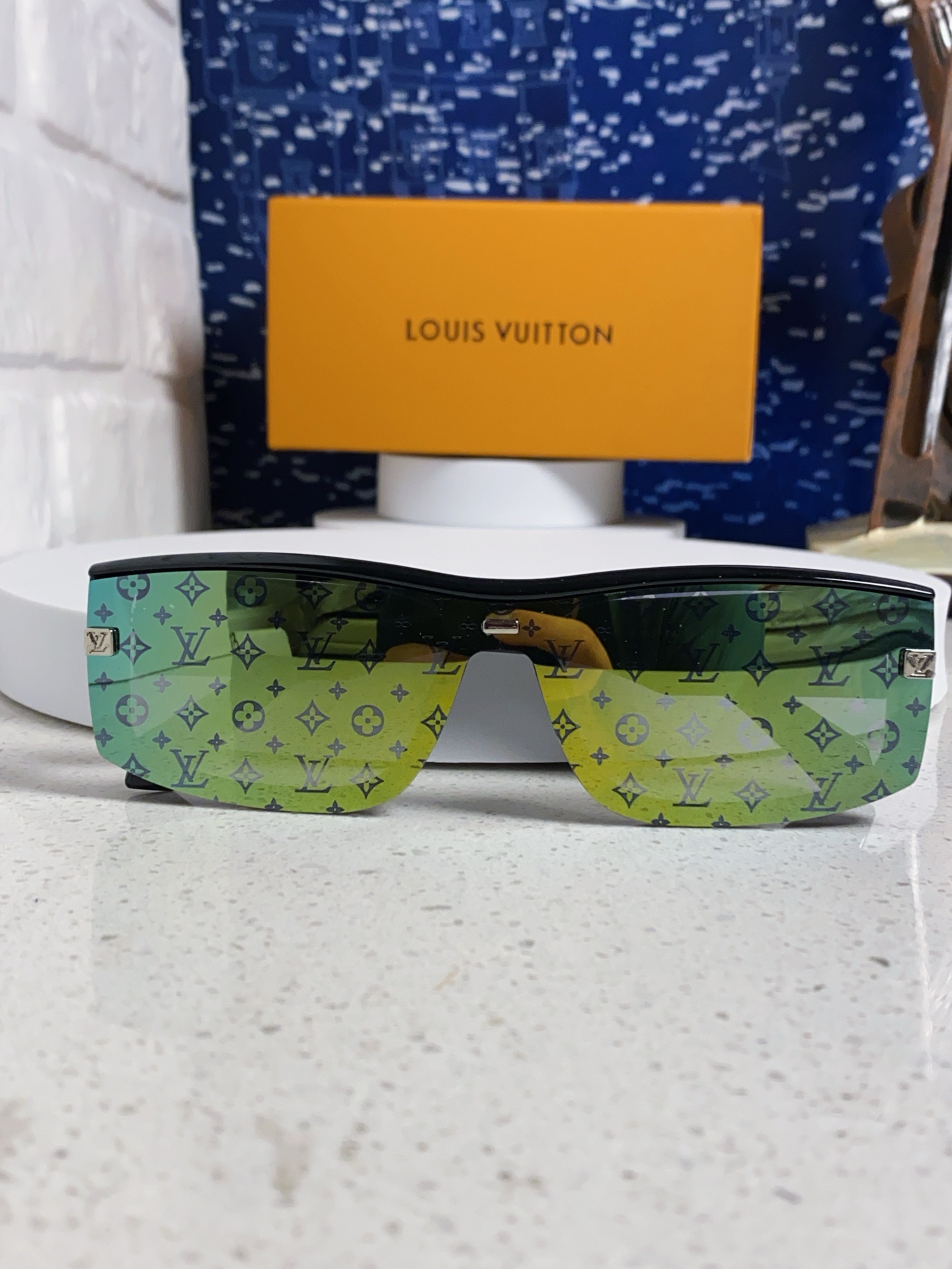  LOUIS VUITTON 滑雪系列推出 LV SPeed Mask太阳眼镜
以遮面式镜架彰显硬朗风范
