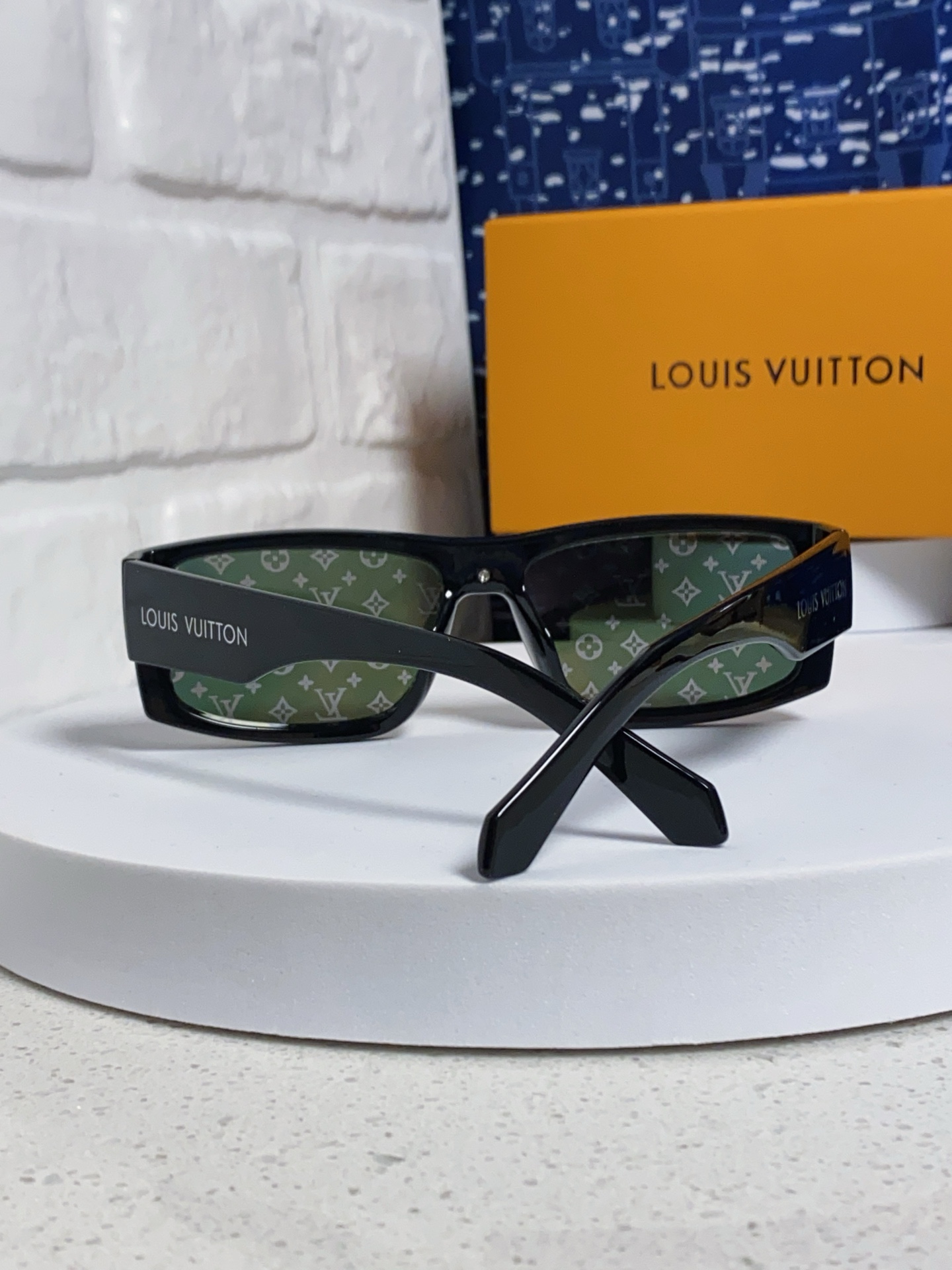  LOUIS VUITTON 滑雪系列推出 LV SPeed Mask太阳眼镜
以遮面式镜架彰显硬朗风范