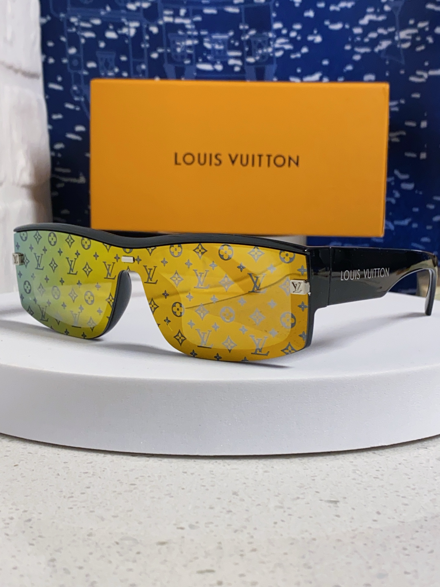  LOUIS VUITTON 滑雪系列推出 LV SPeed Mask太阳眼镜
以遮面式镜架彰显硬朗风范