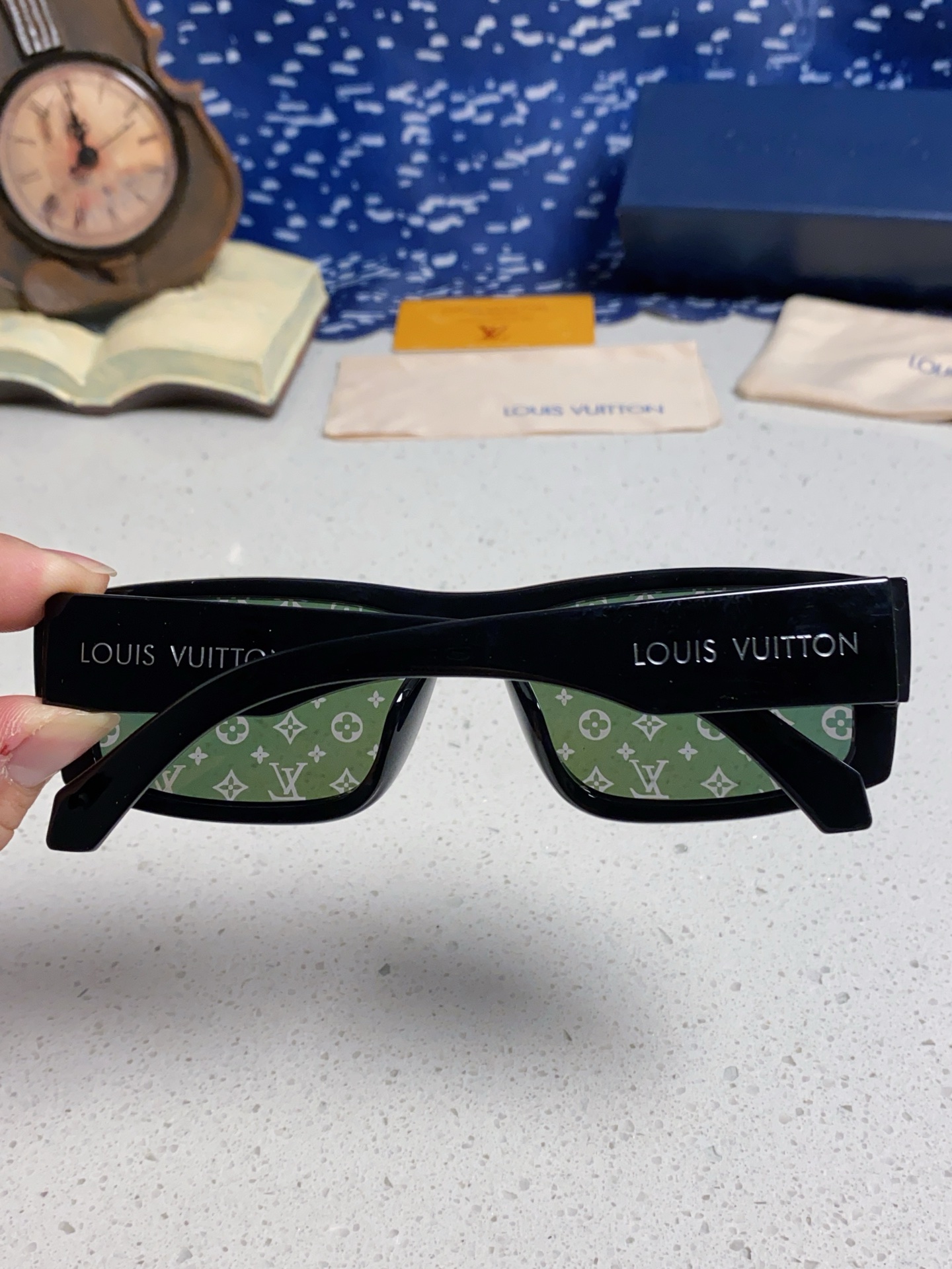  LOUIS VUITTON 滑雪系列推出 LV SPeed Mask太阳眼镜
以遮面式镜架彰显硬朗风范