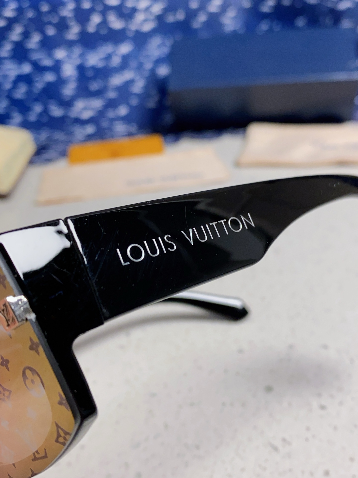  LOUIS VUITTON 滑雪系列推出 LV SPeed Mask太阳眼镜
以遮面式镜架彰显硬朗风范