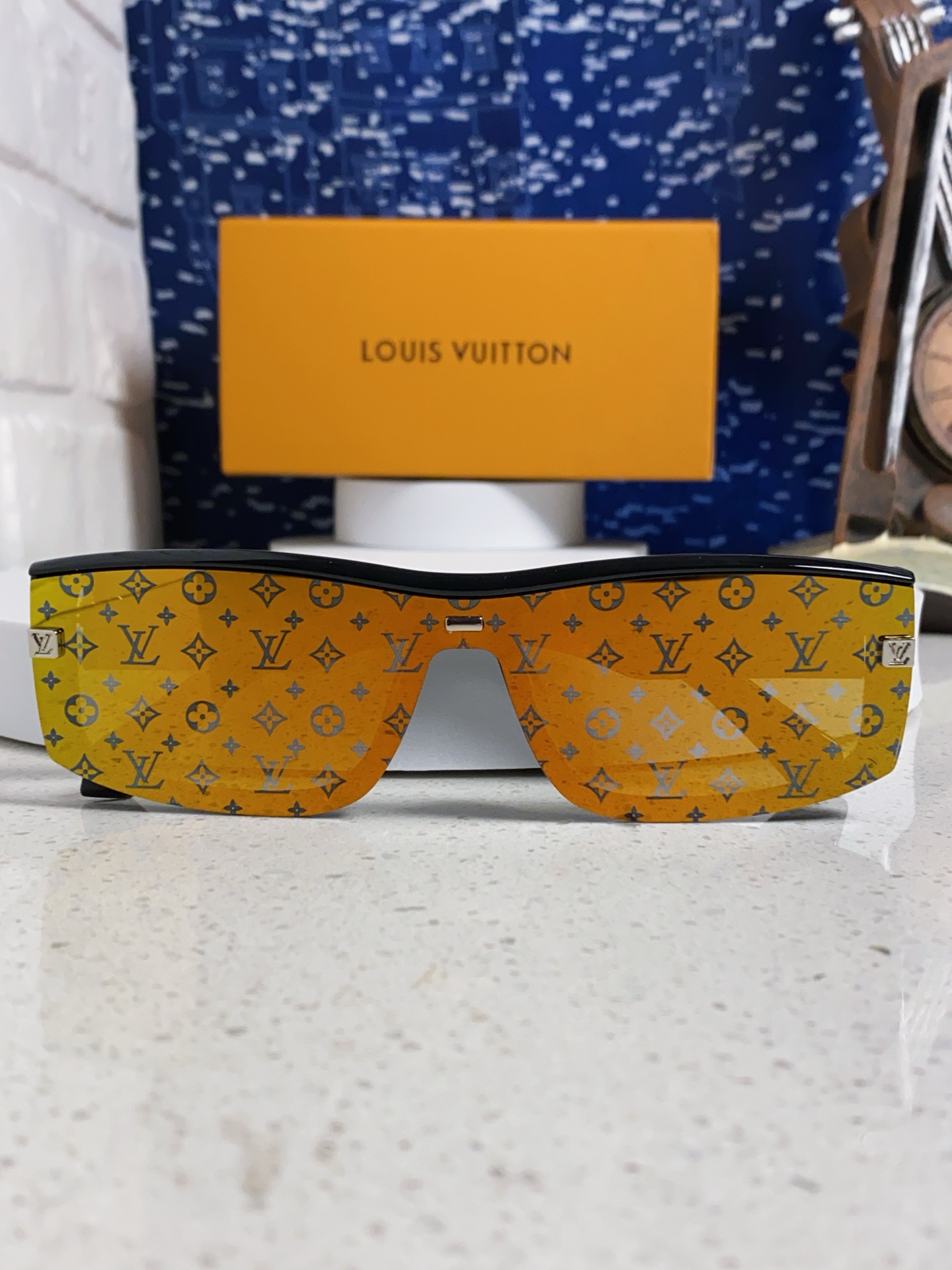  LOUIS VUITTON 滑雪系列推出 LV SPeed Mask太阳眼镜
以遮面式镜架彰显硬朗风范