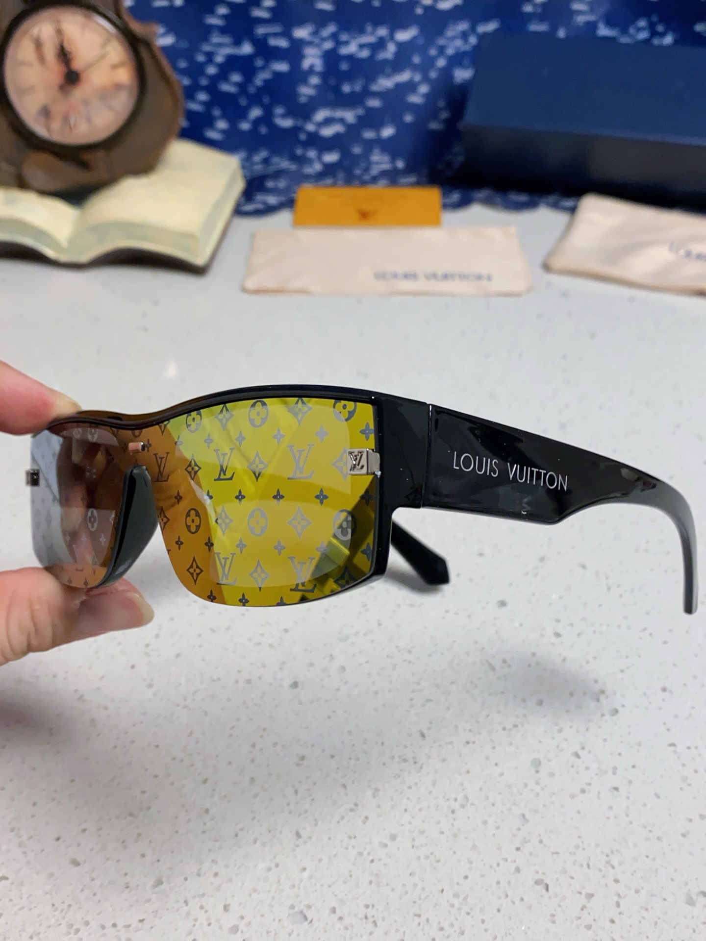  LOUIS VUITTON 滑雪系列推出 LV SPeed Mask太阳眼镜
以遮面式镜架彰显硬朗风范